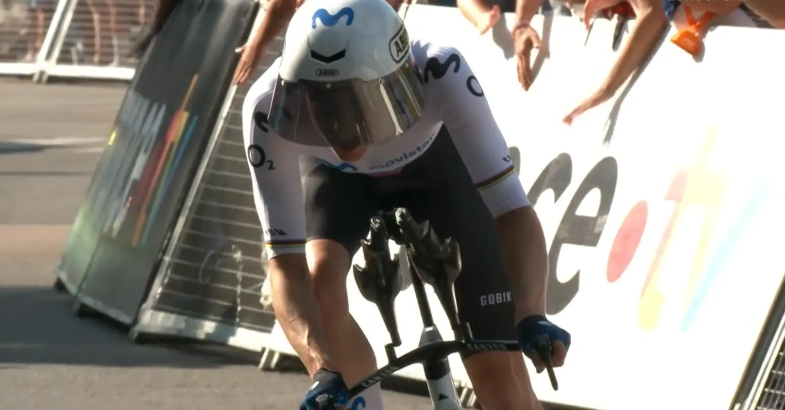 Marlen Reusser finisht haar winnende tijdrit