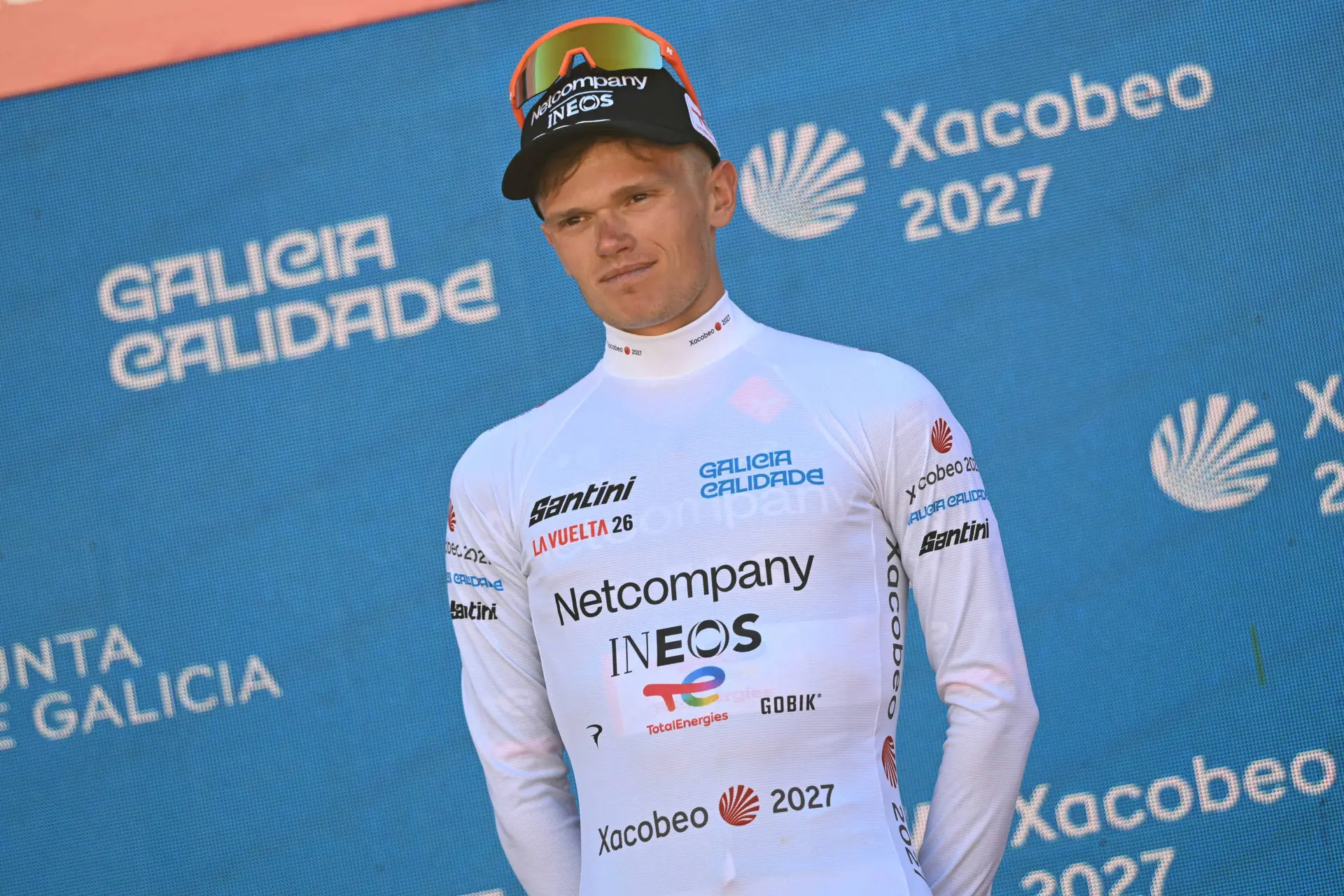 Oscar Onley op het podium na etappe 4 van de Vuelta a España 2026