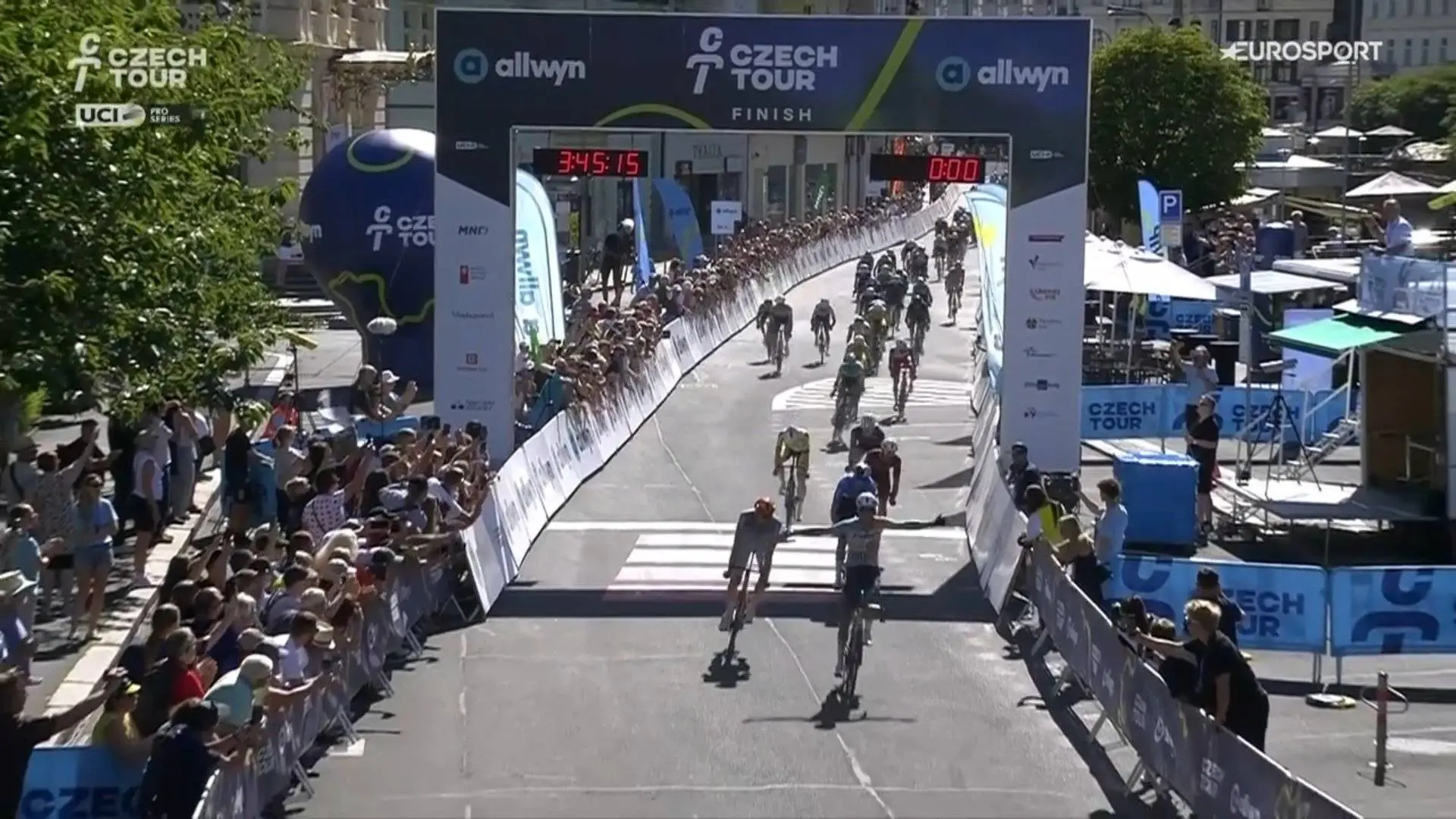 Riley Sheehan outsprints Ben Turner at the Czech Tour 2026