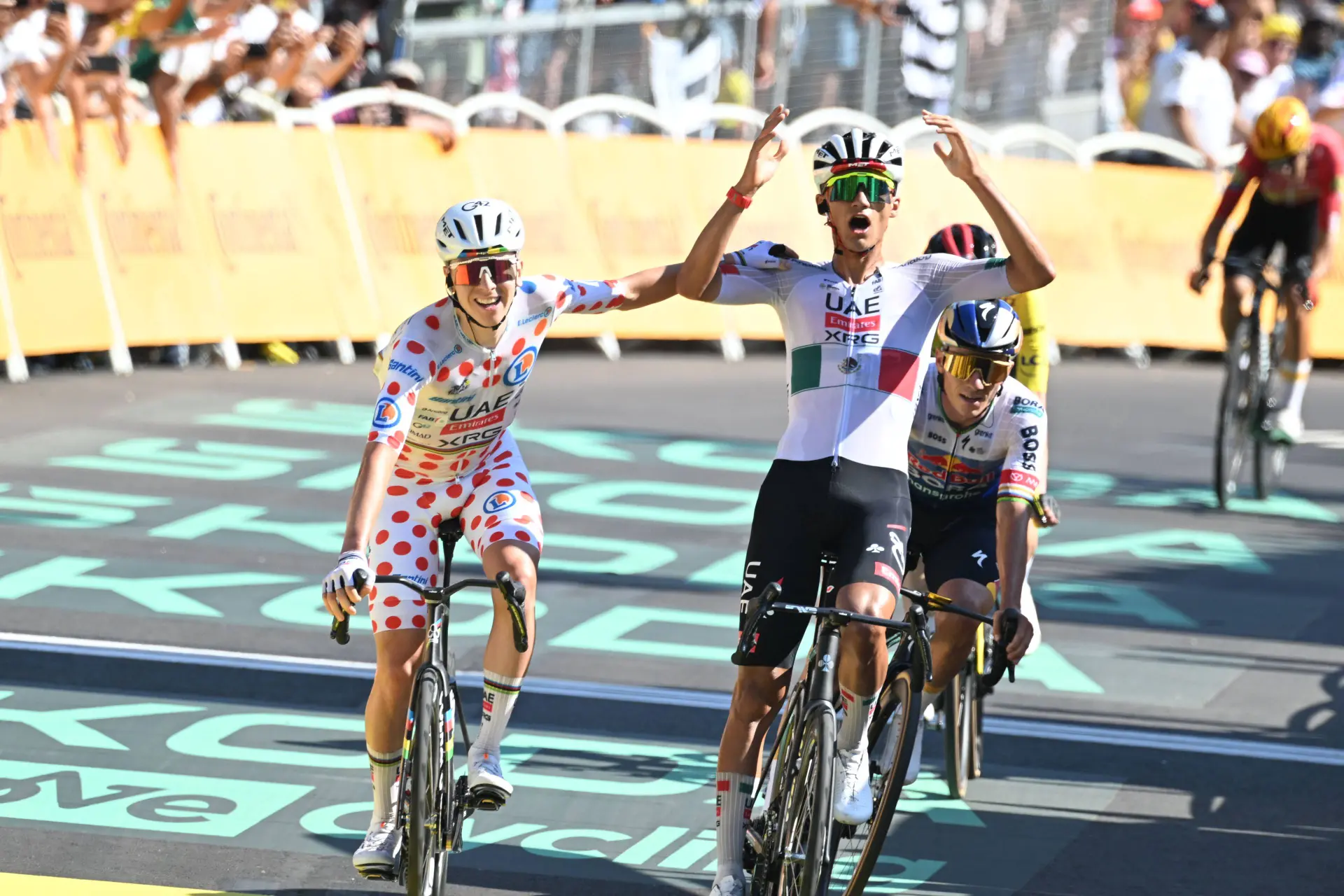 Tadej Pogacar en Isaac del Toro in etappe 2 van de Tour de France 2026