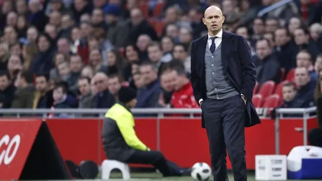 Ajax ontslaat Keizer, Spijkerman en Bergkamp