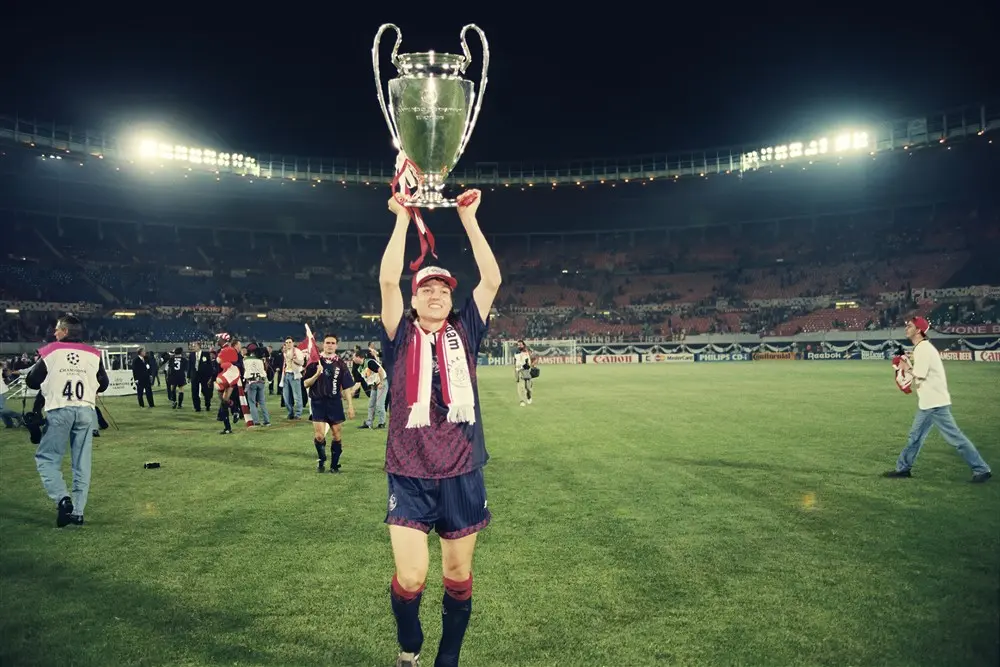 Litmanen reikt kampioensschaal uit bij landstitel Ajax