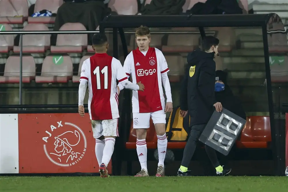Ajax laat drietal jeugdspelers profcontract ondertekenen