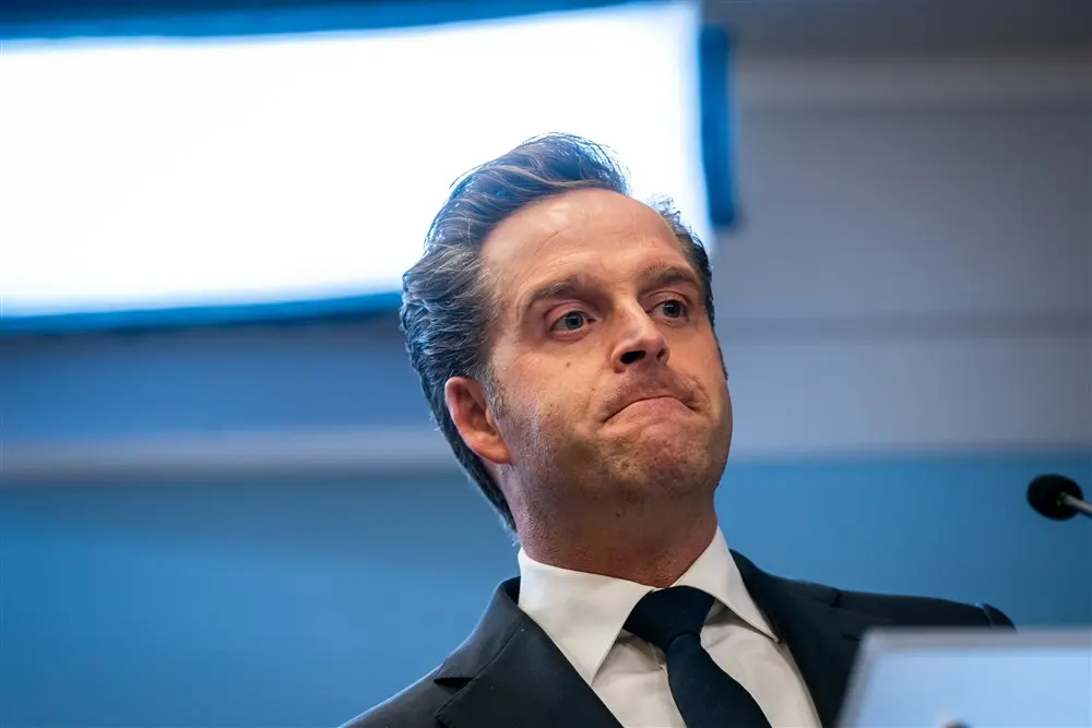De Jonge niet blij met terug laten vliegen besmette personen: 'Ajax is daarop aangesproken'