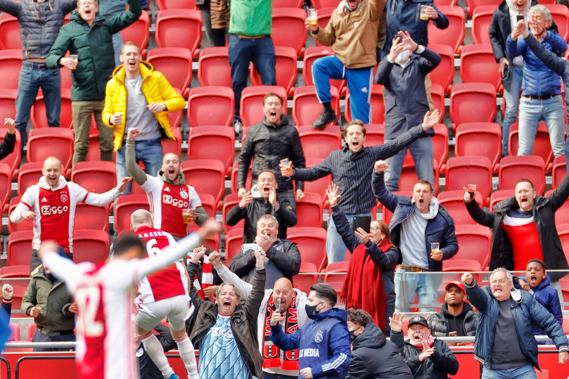 Ajax officieus landskampioen na thuiszege op AZ