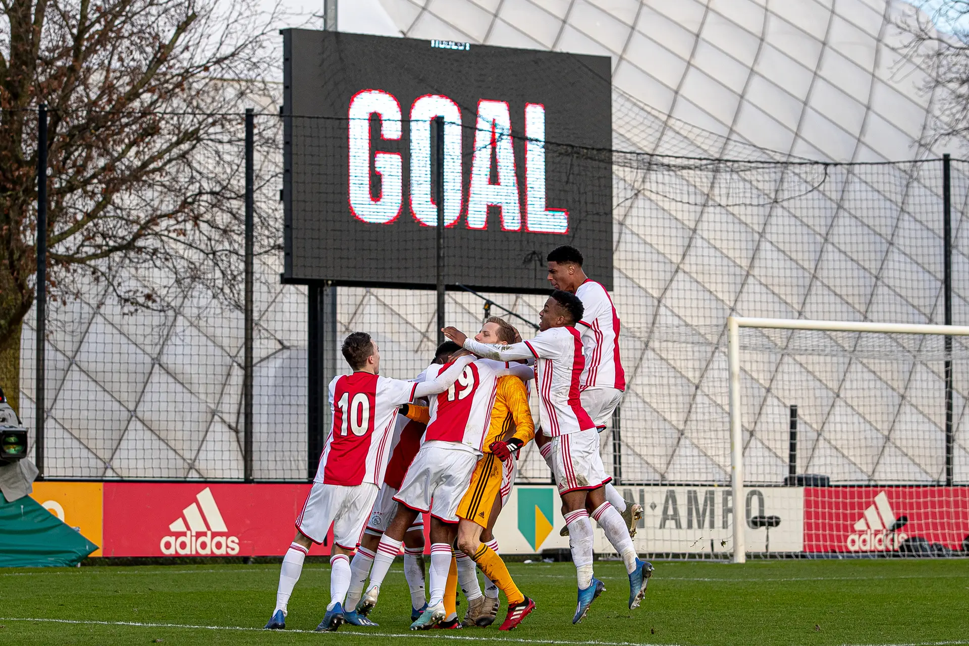 Hoe laat speelt Ajax O19 in de Youth League?