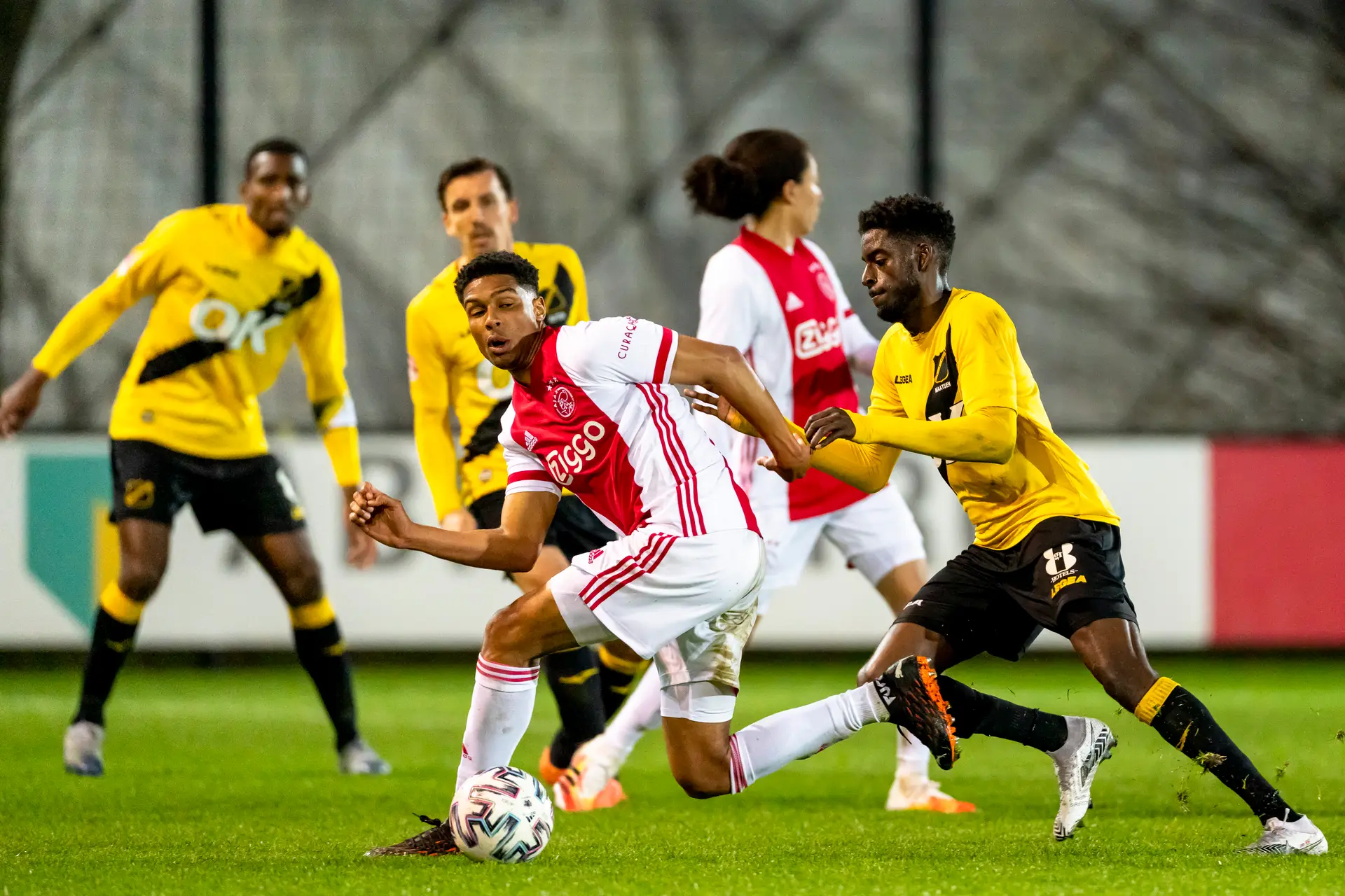 Ajax verhuurt Douglas met optie tot koop aan FC Den Bosch