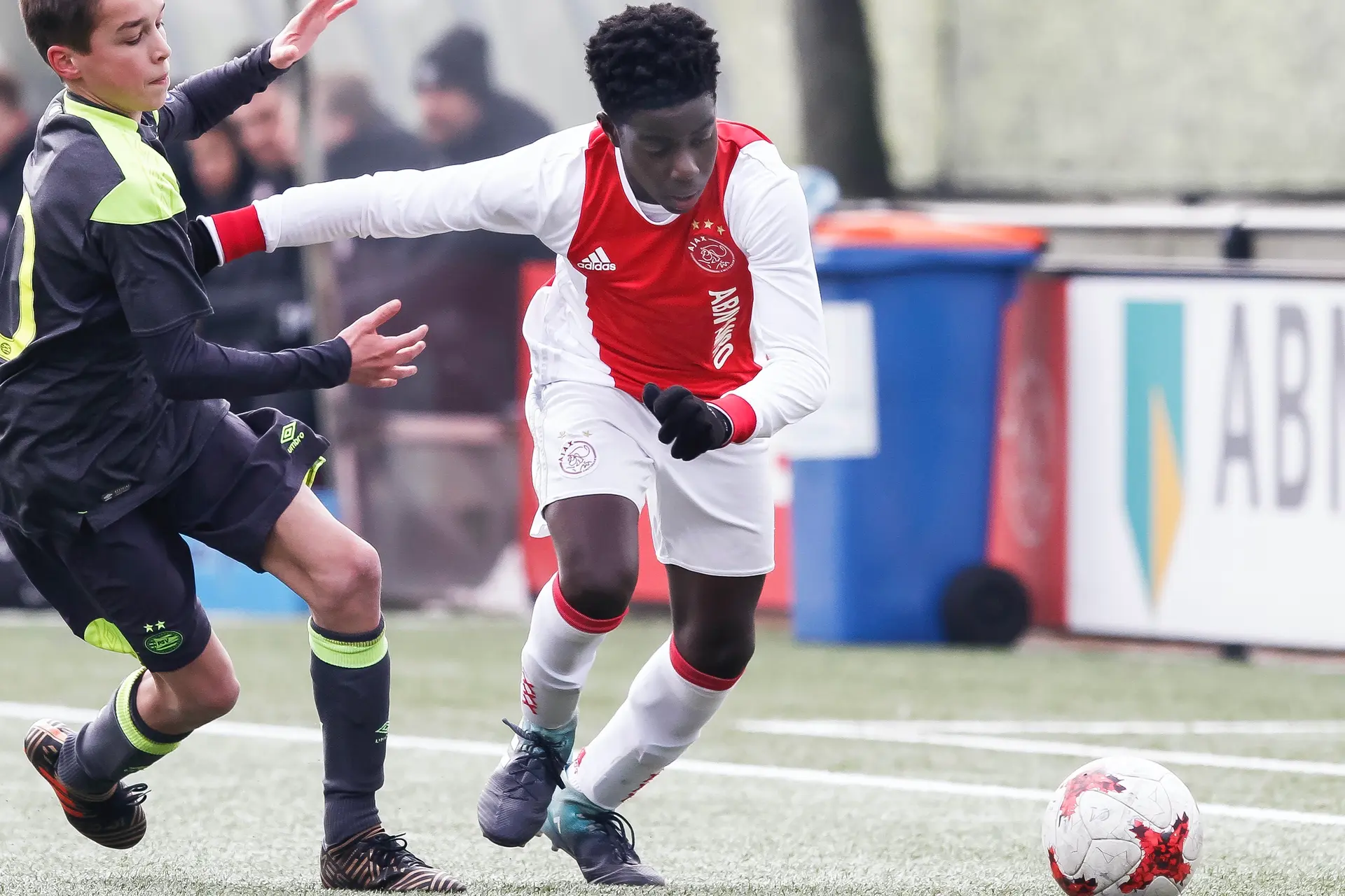 Ajax contracteert toptalenten Misehouy en Henry