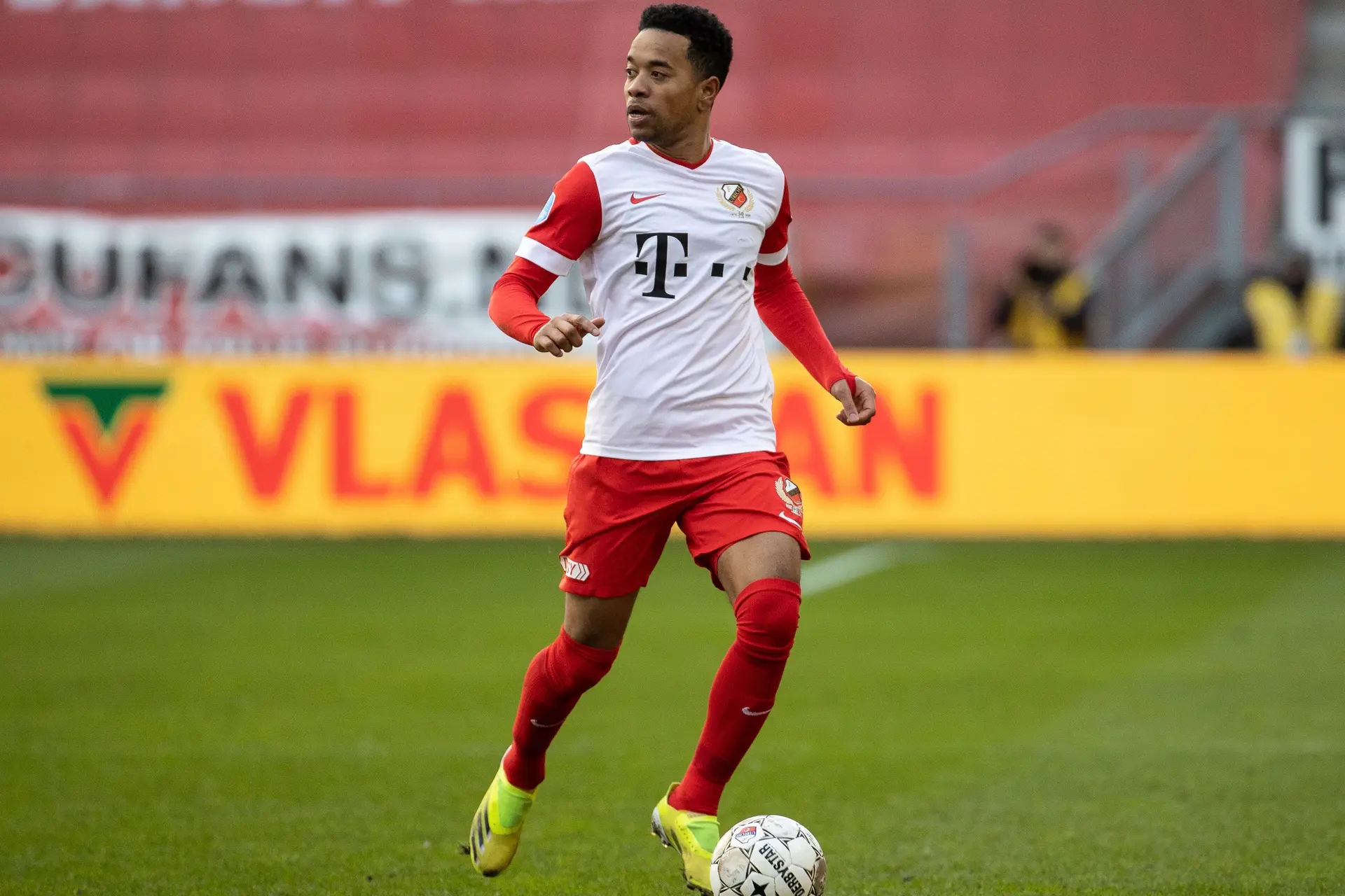 Emanuelson combineert profcarrière met nieuwe rol: 'Voor spelers ben ik een soort mentor'