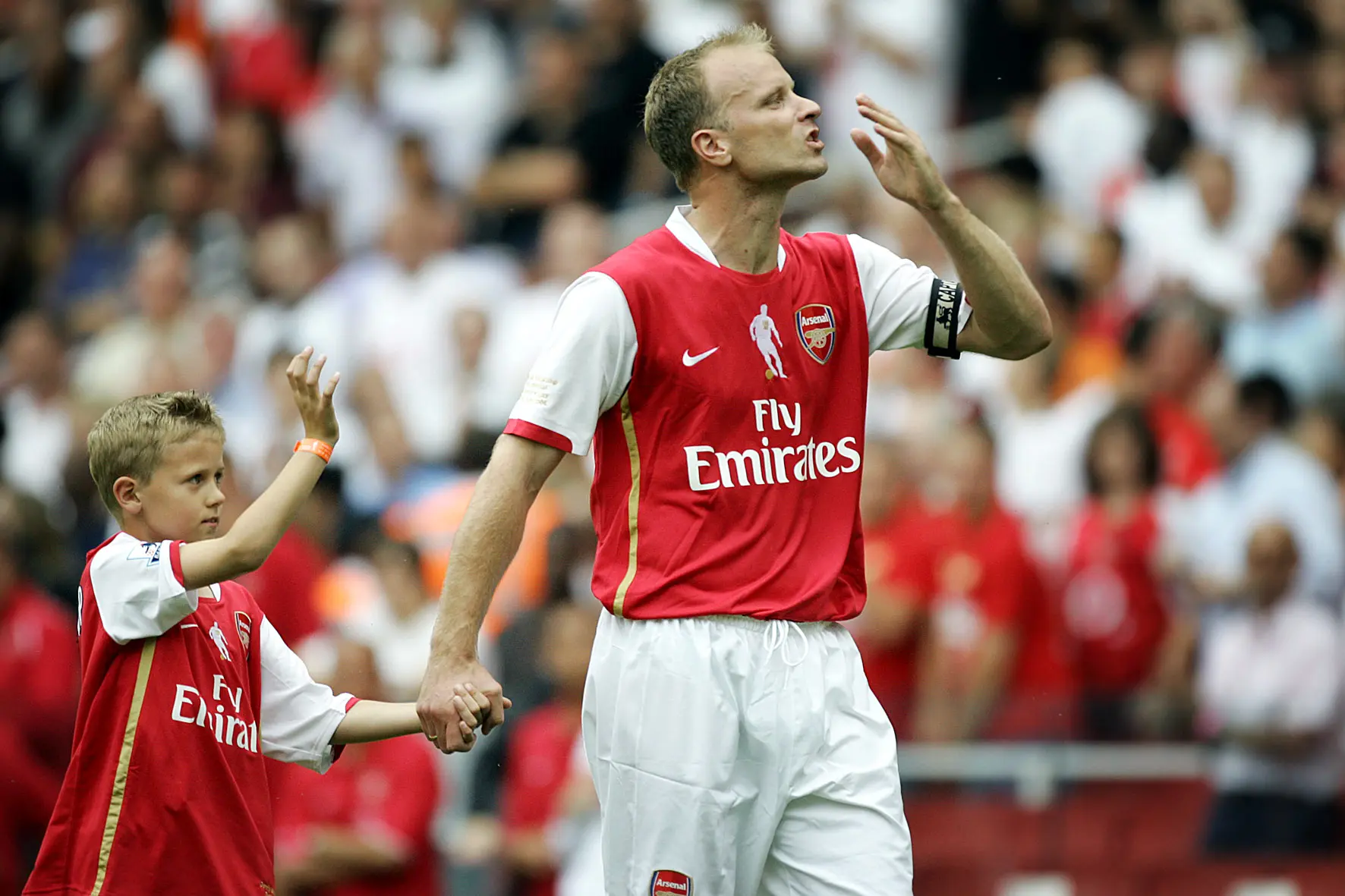 Akpom keek op naar Bergkamp: 'Ik probeer ook als tweede spits te spelen'