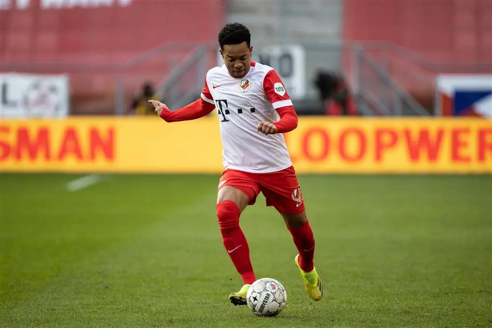 Emanuelson helpt Quinten Timber bij FC Utrecht: 'Probeer hem zo goed mogelijk voor te bereiden'