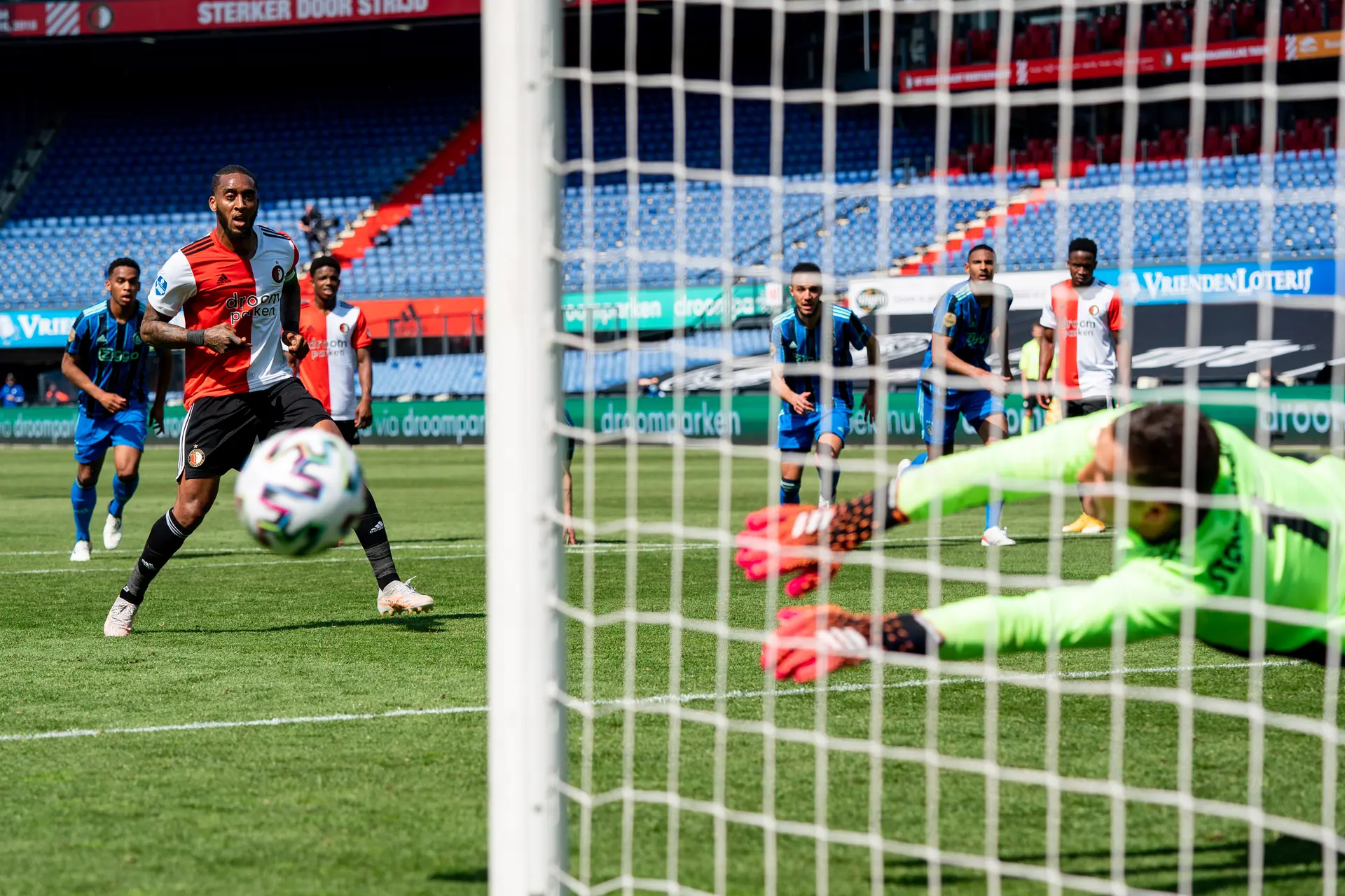 Stekelenburg redding penalty Feyenoord leroy Fer