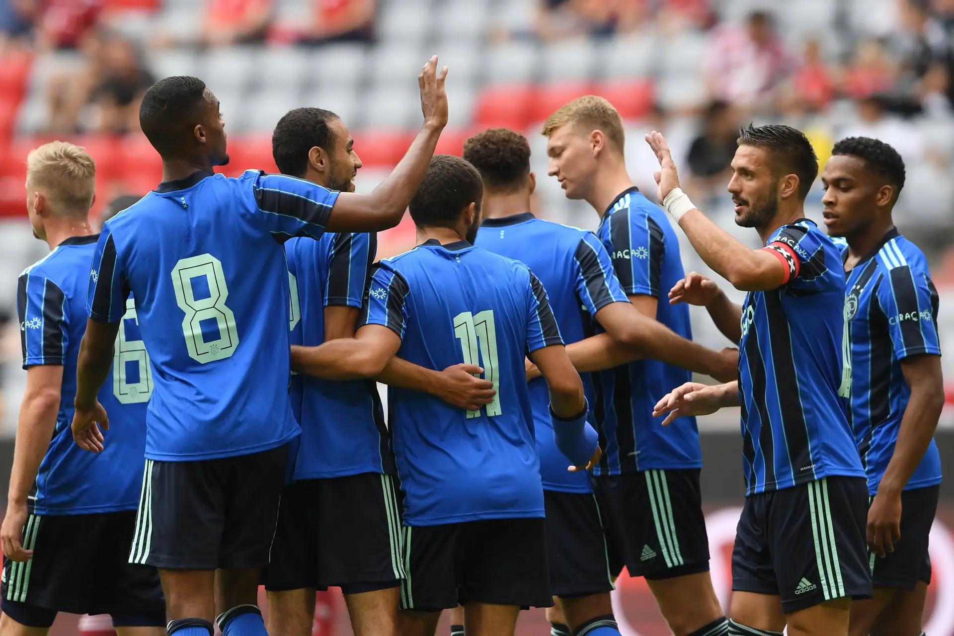 ajax juicht na doelpunt bayern