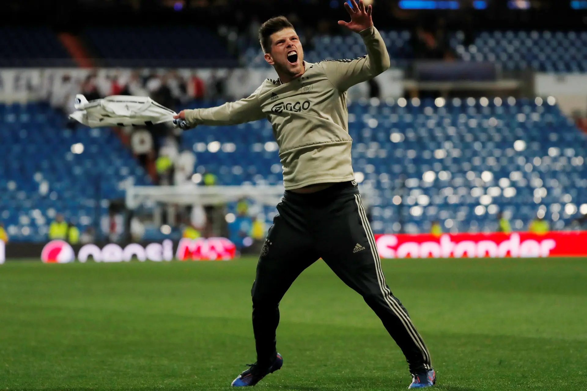 Huntelaar terug in dienst bij Ajax: 'Volgende lichting Ajax-DNA in de club krijgen'