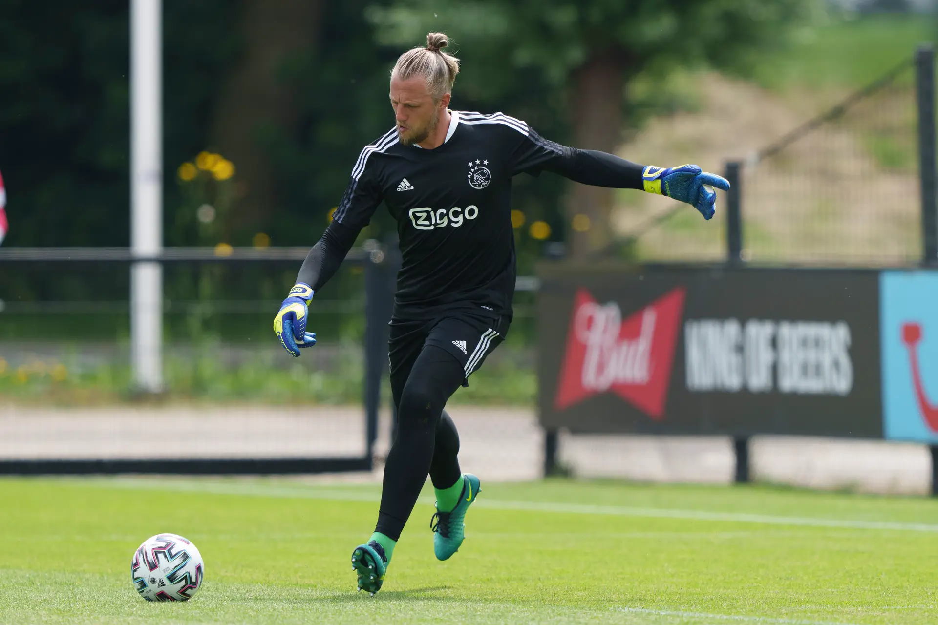 Van Gaal neemt Pasveer en Rensch op in voorselectie Oranje