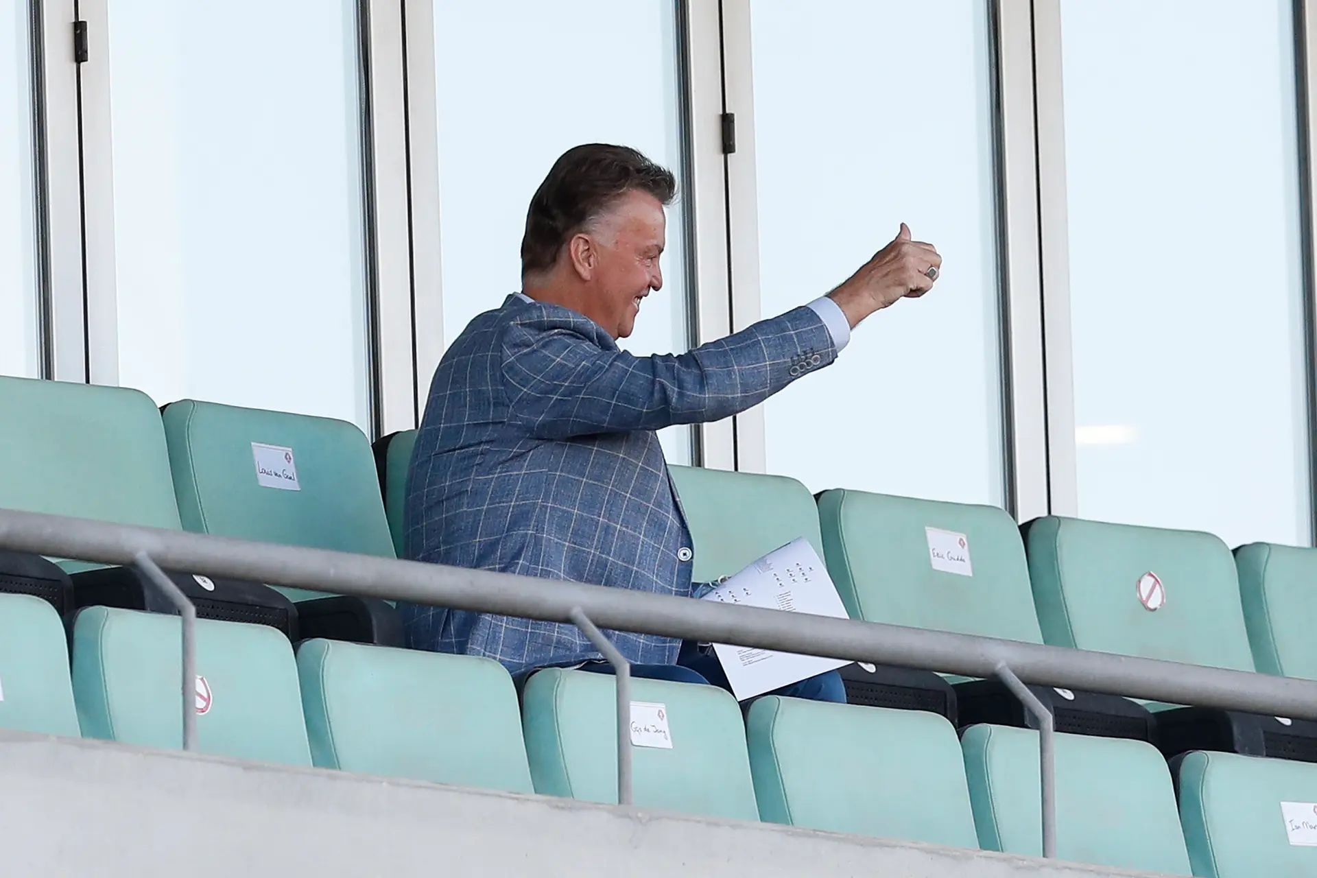 van gaal tribune