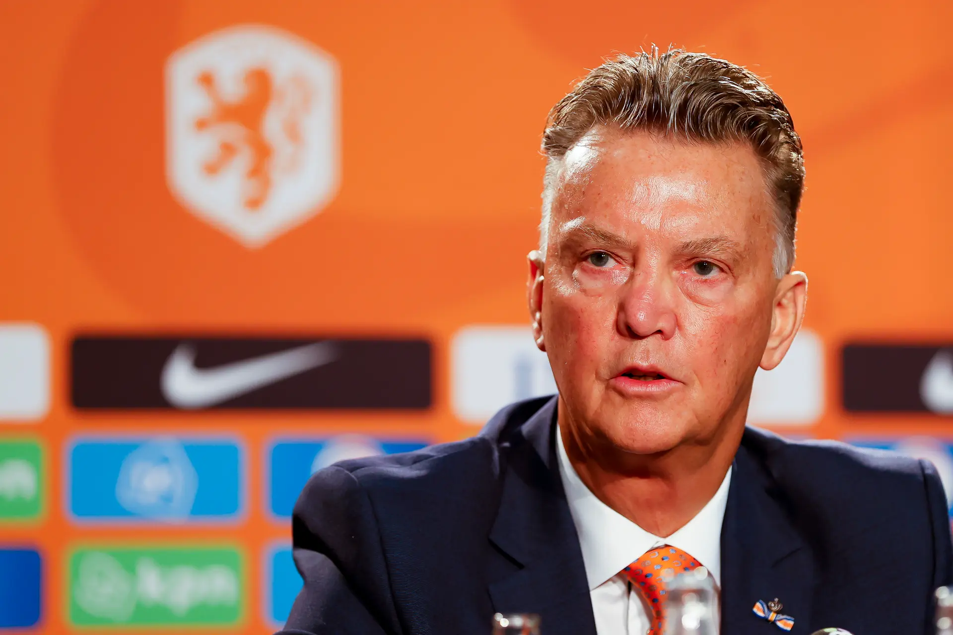 Geëmotioneerde Van Gaal: 'Het raakt me dat de spelers willen dat ik doorga'