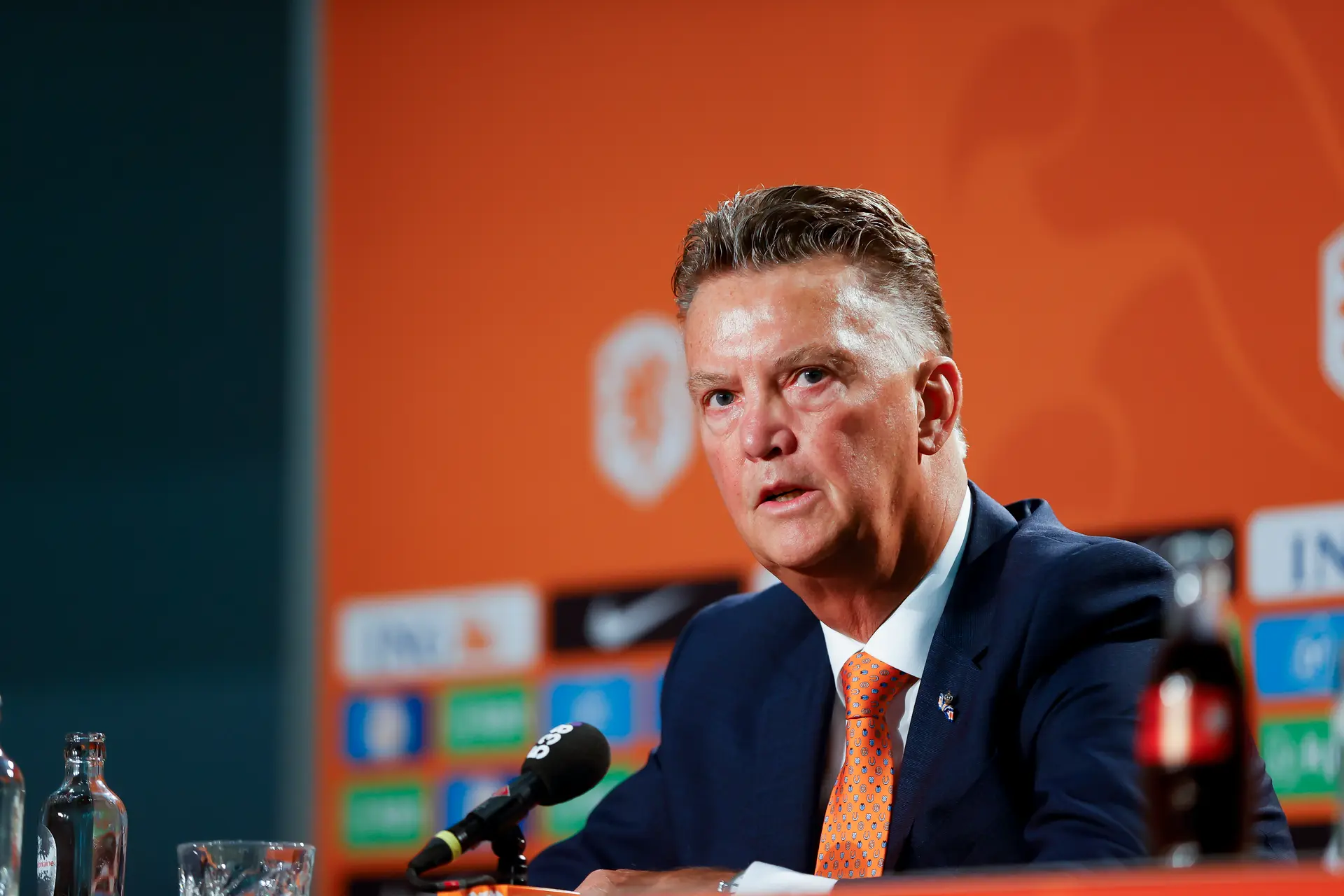 Van Gaal test positief op coronavirus en mist vermoedelijk interland tegen Denemarken