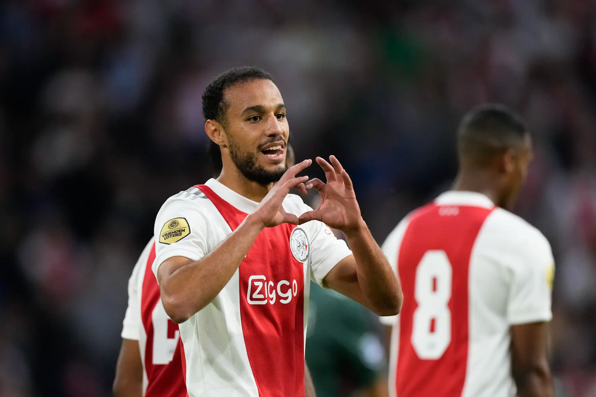 Mazraoui eerlijk over contractsituatie: 'Hoe langer het duurt, hoe moeilijker het wordt'