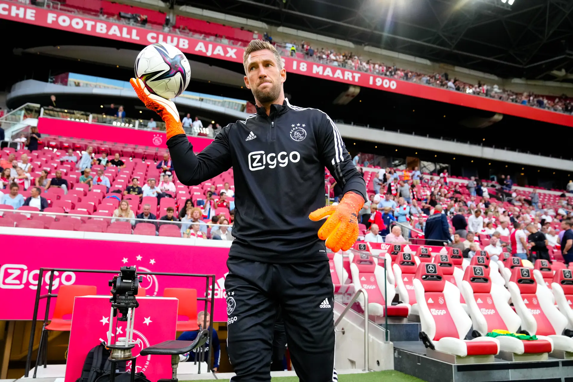 Stekelenburg stopt na huidig seizoen; zondag afscheid van Ajax-fans