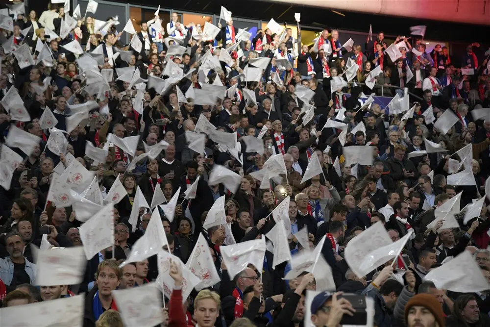 Rondom Ajax: Ajax-supporters riskeren forse straf bij bezoek aan Marseille