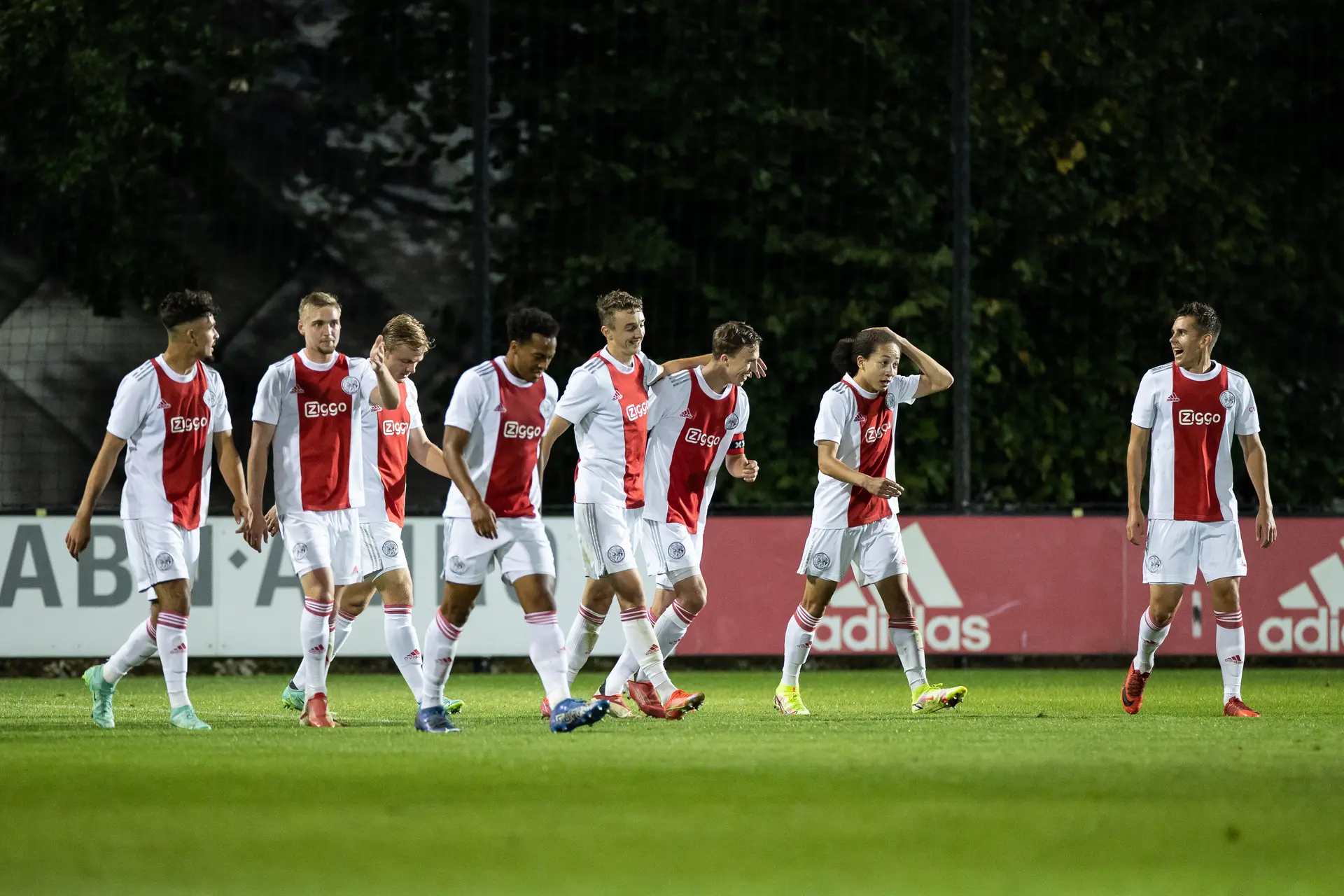 Heitinga en Regeer genieten van zege op NAC Breda: 'Soms geef je voetballes'