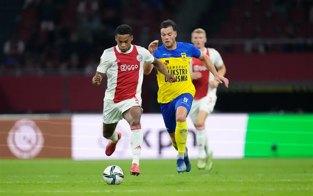 Ten Hag: 'Timber neemt steeds meer initiatief en dat is wat ik van hem heb geëist'