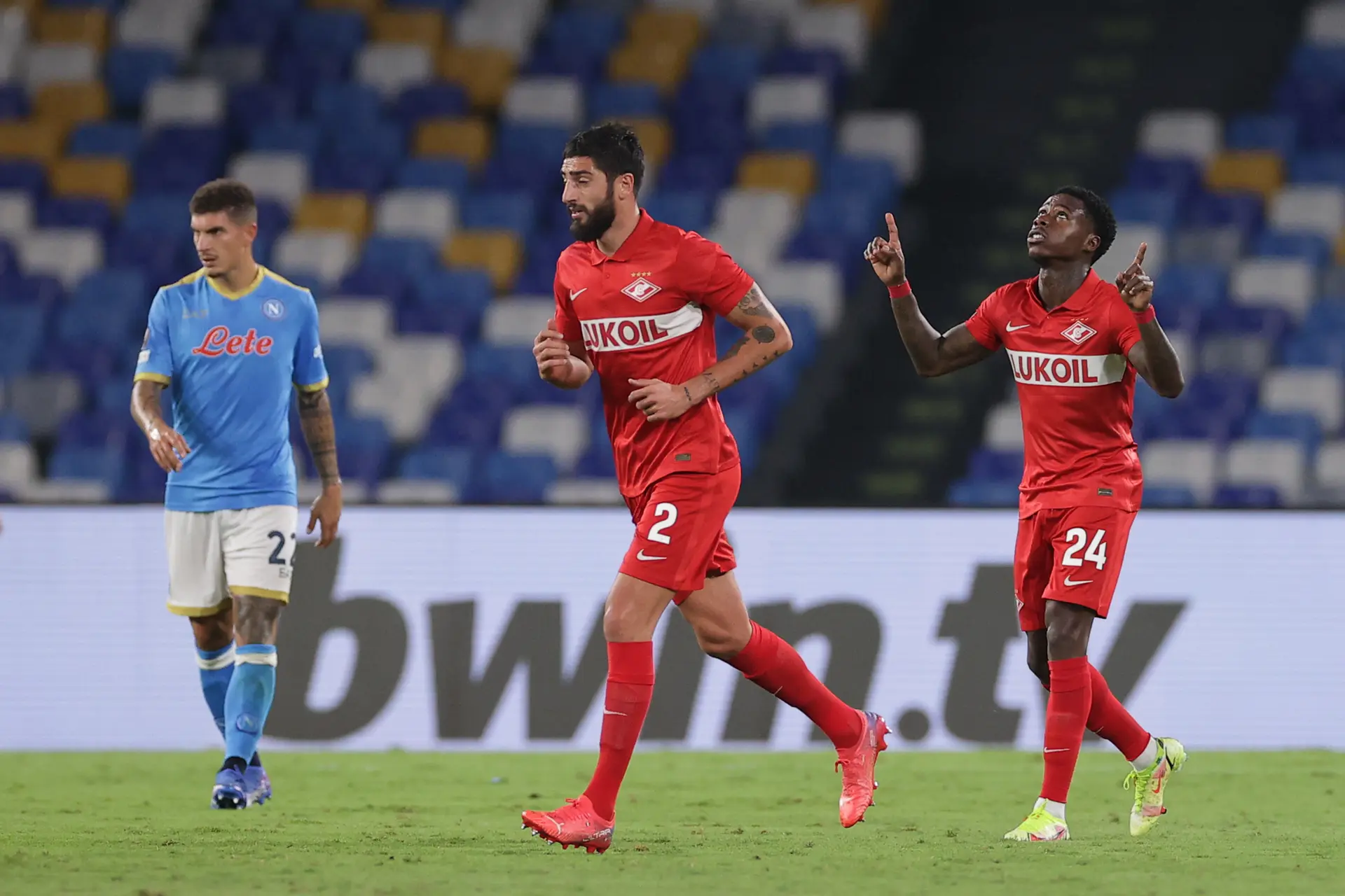 Buitenland: Dubbelslag Promes helpt Spartak Moskou langs Napoli van Lobotka