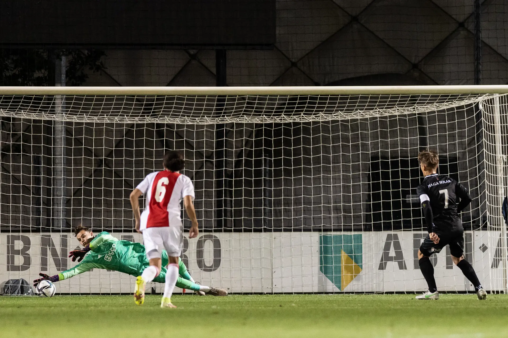 Rondom Ajax: Setford opgeroepen voor Engeland O18