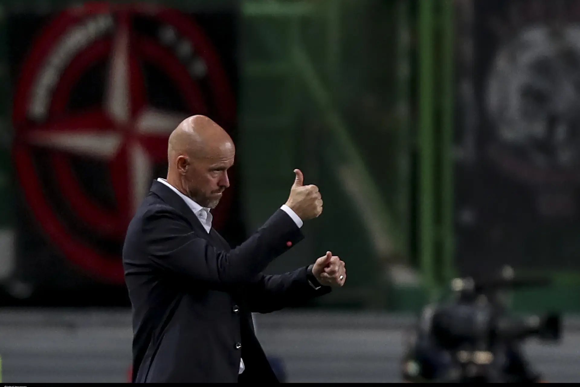 Ten Hag kijkt uit naar spelen voor volle stadions: 'Moet ons extra energie geven'