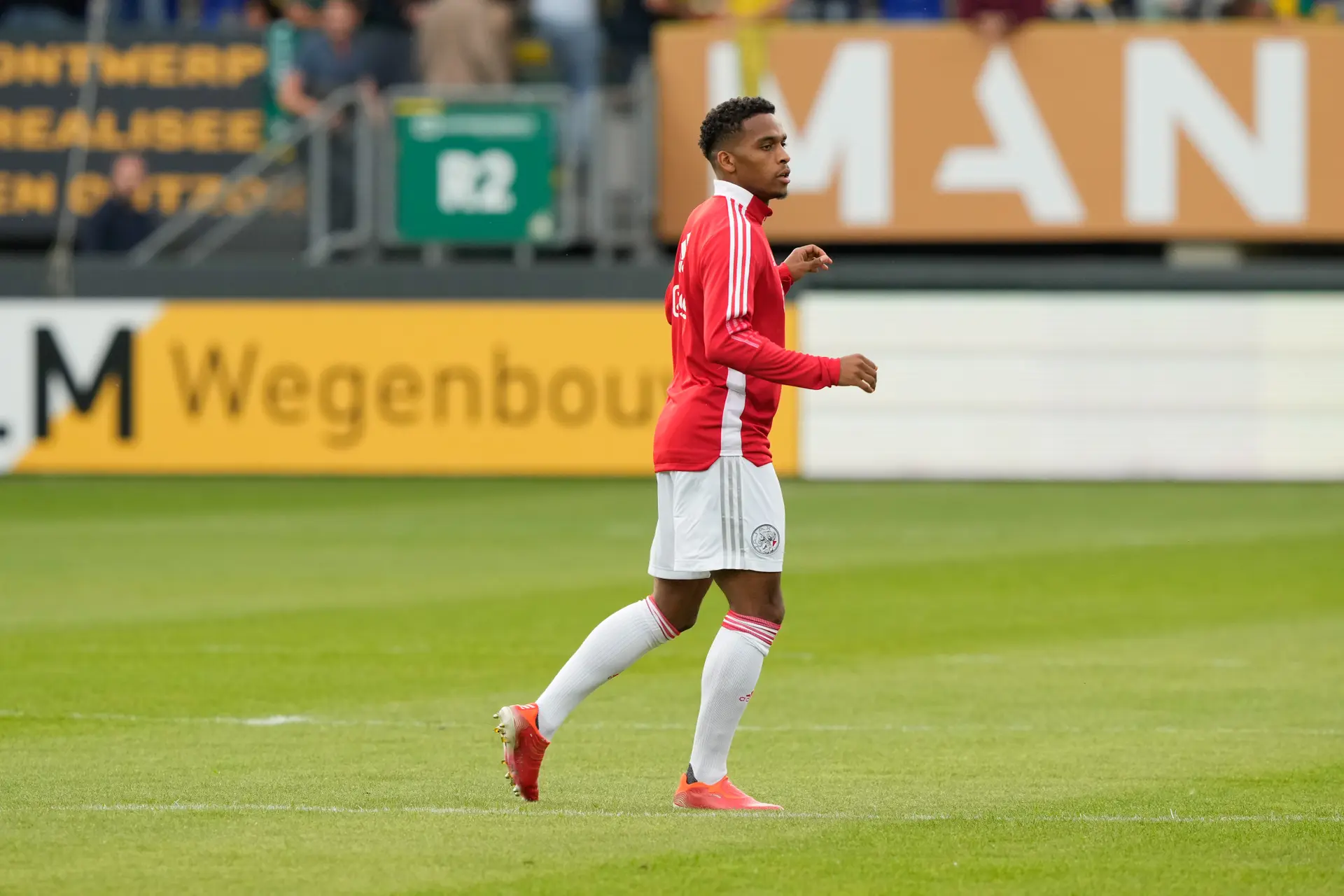 Ten Hag verklaart afwezigheid Timber: 'Hij had buikklachten'