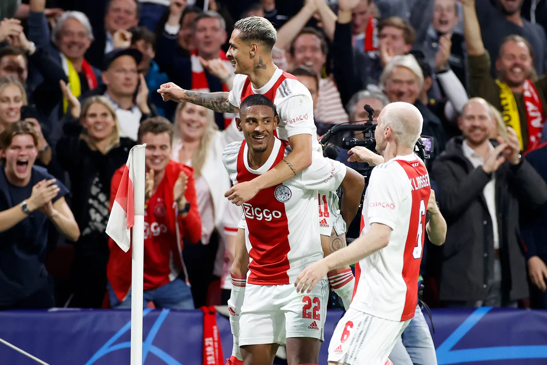 Ajax walst over Borussia Dortmund heen en blijft foutloos in de Champions League