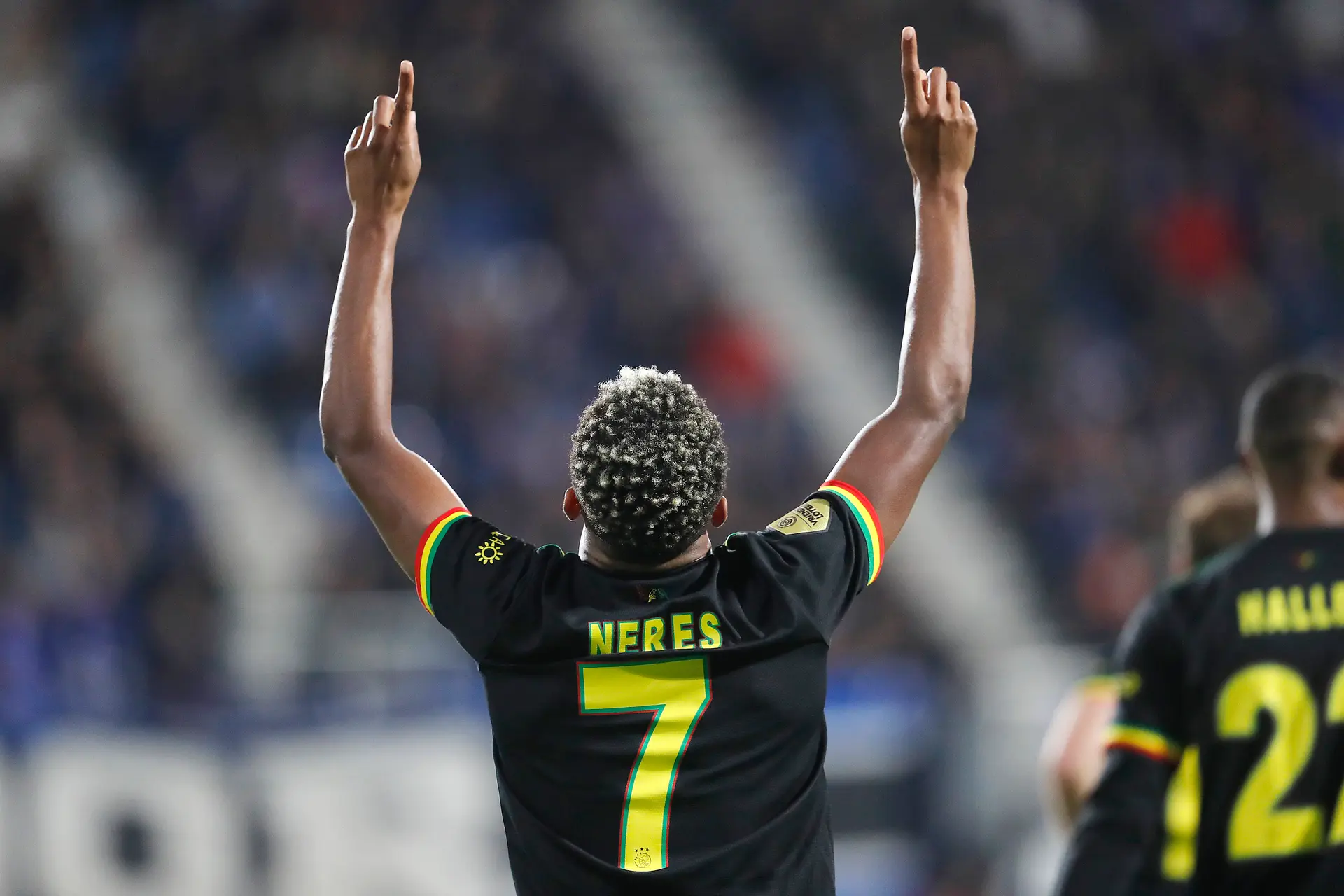 Neres en Haller helpen Ajax met belangrijke goals aan zege op Heerenveen