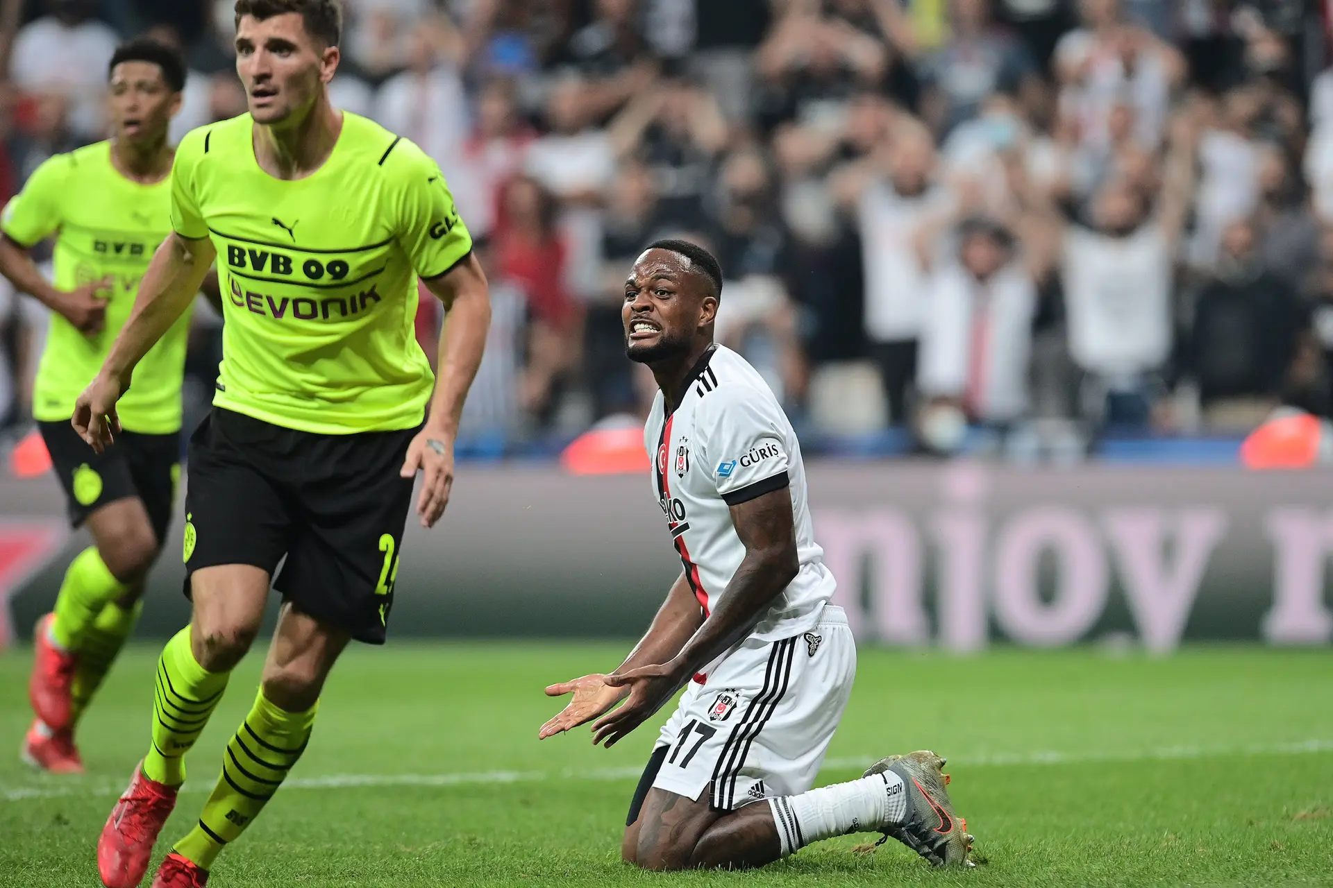 Beşiktaş verliest wederom daags voor ontmoeting met Ajax, Dortmund wint