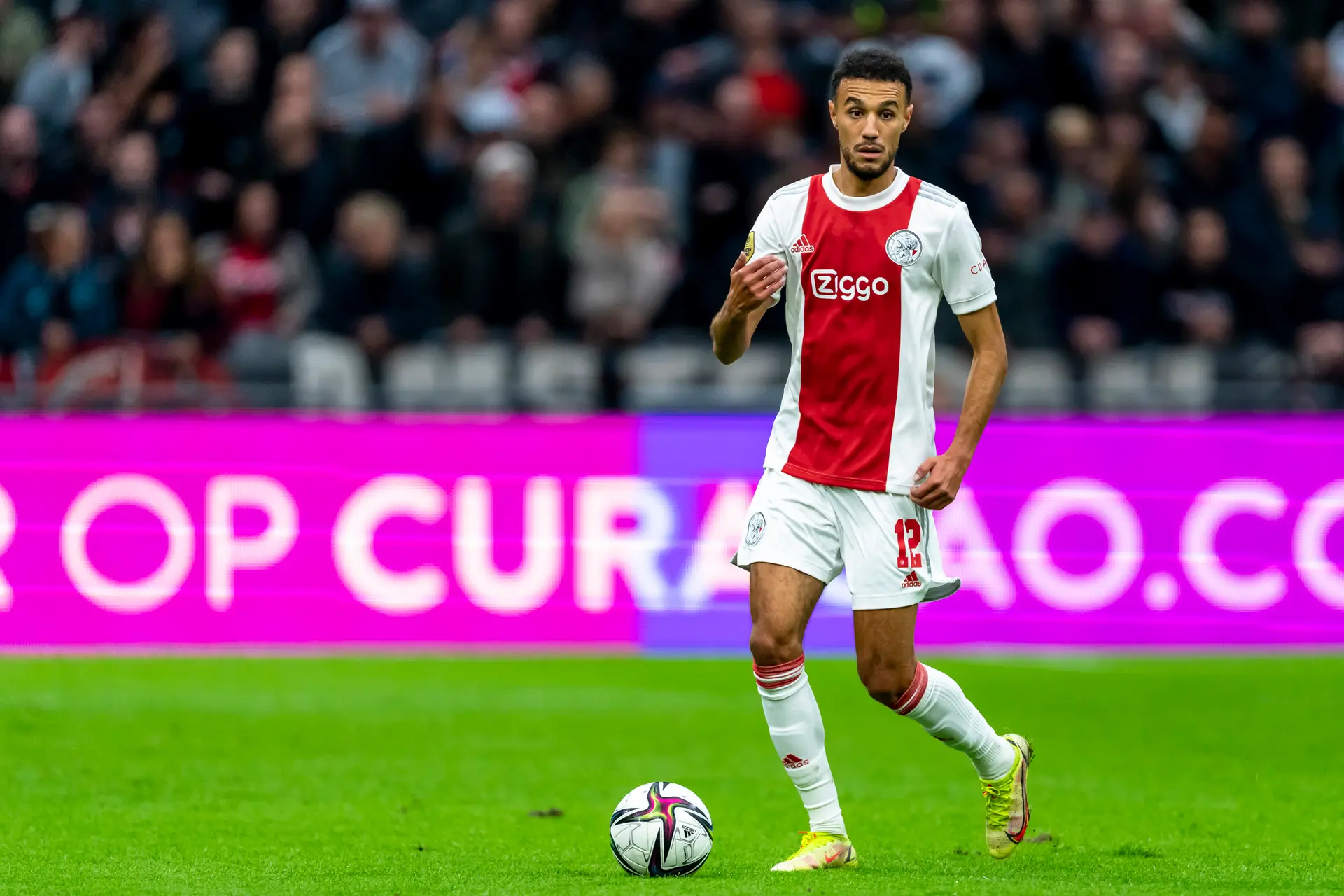 Ajax en Mazraoui nog niet eens over nieuw contract, gesprekken met Gravenberch lopen nog niet