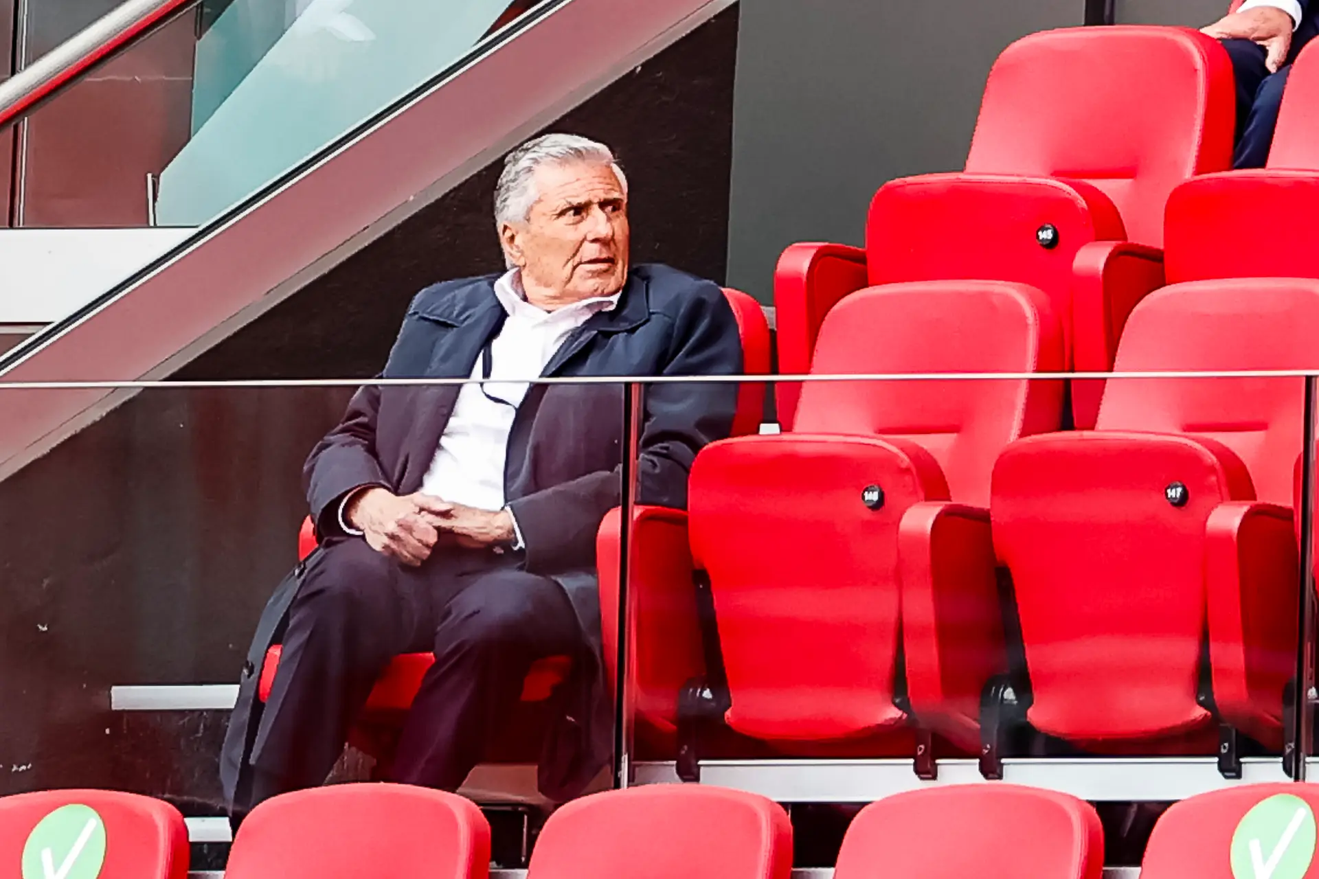 Rondom Ajax: Ajax bedankt Mercedes-Benz en Hedin voor 'mooie samenwerking'
