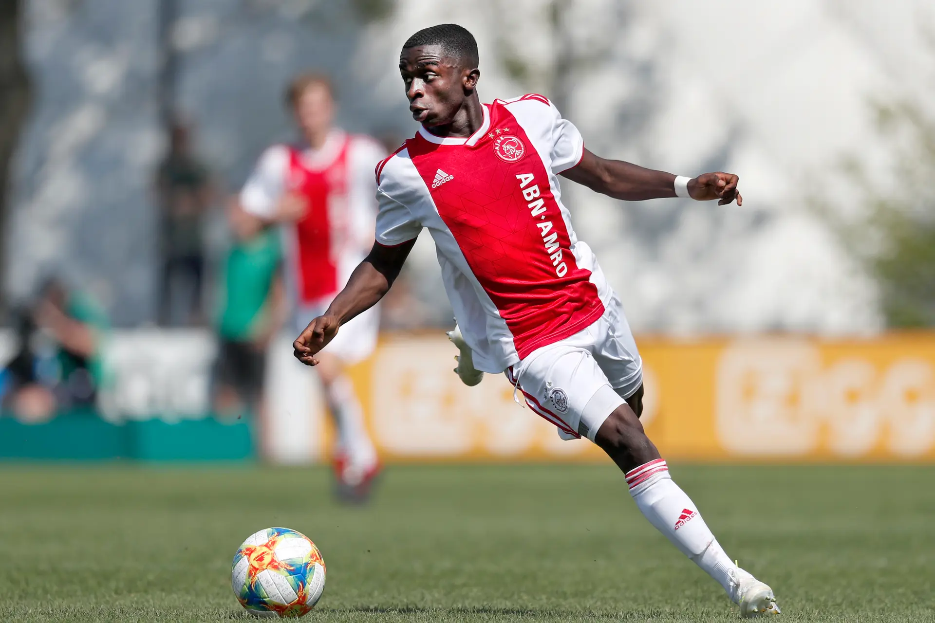 Oud-Ajax-jeugdspeler Bonnah tekent profcontract bij RB Leipzig