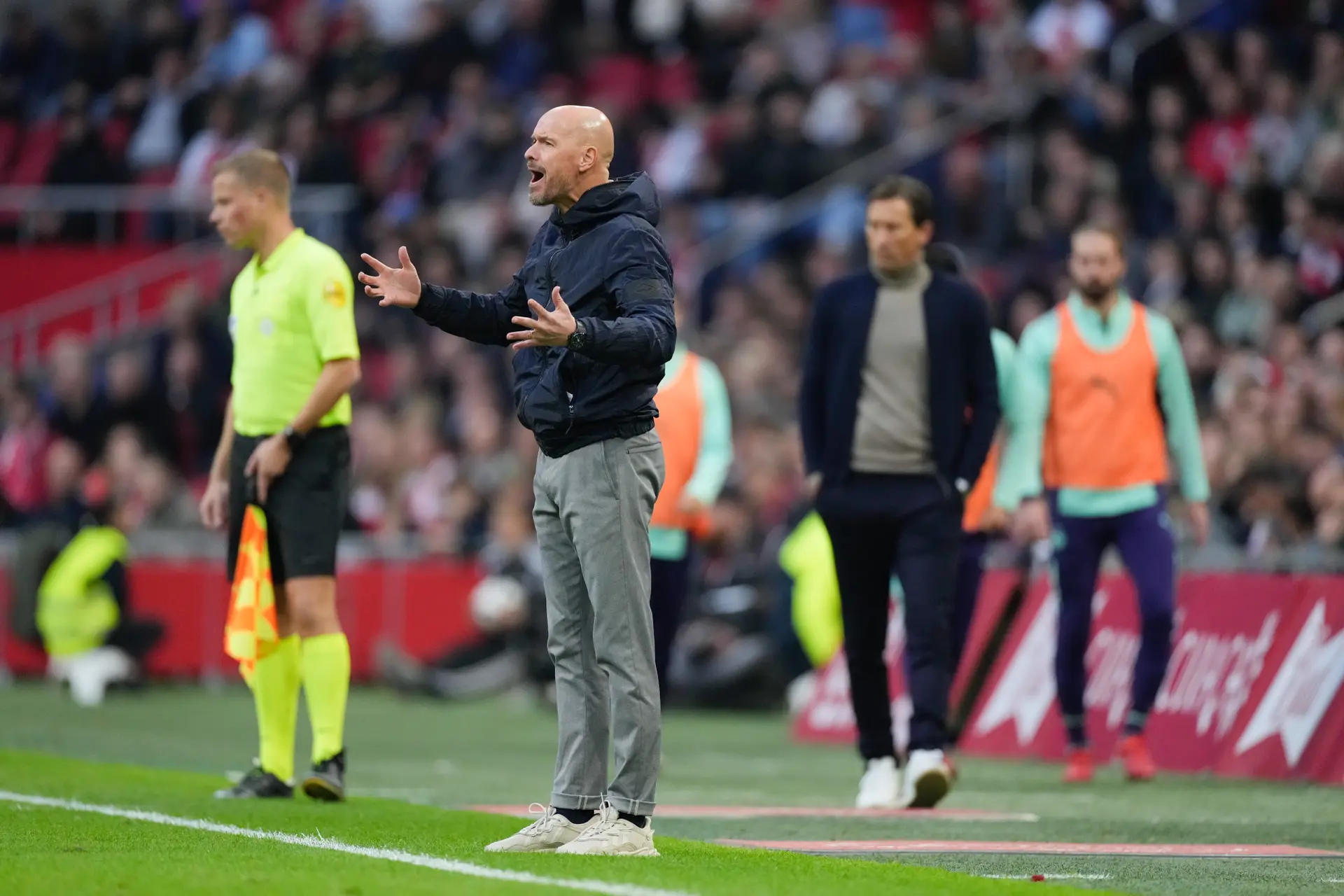 Ten Hag pleit voor doorvoetballen in de Eredivisie: 'Komt een cruciale fase aan'