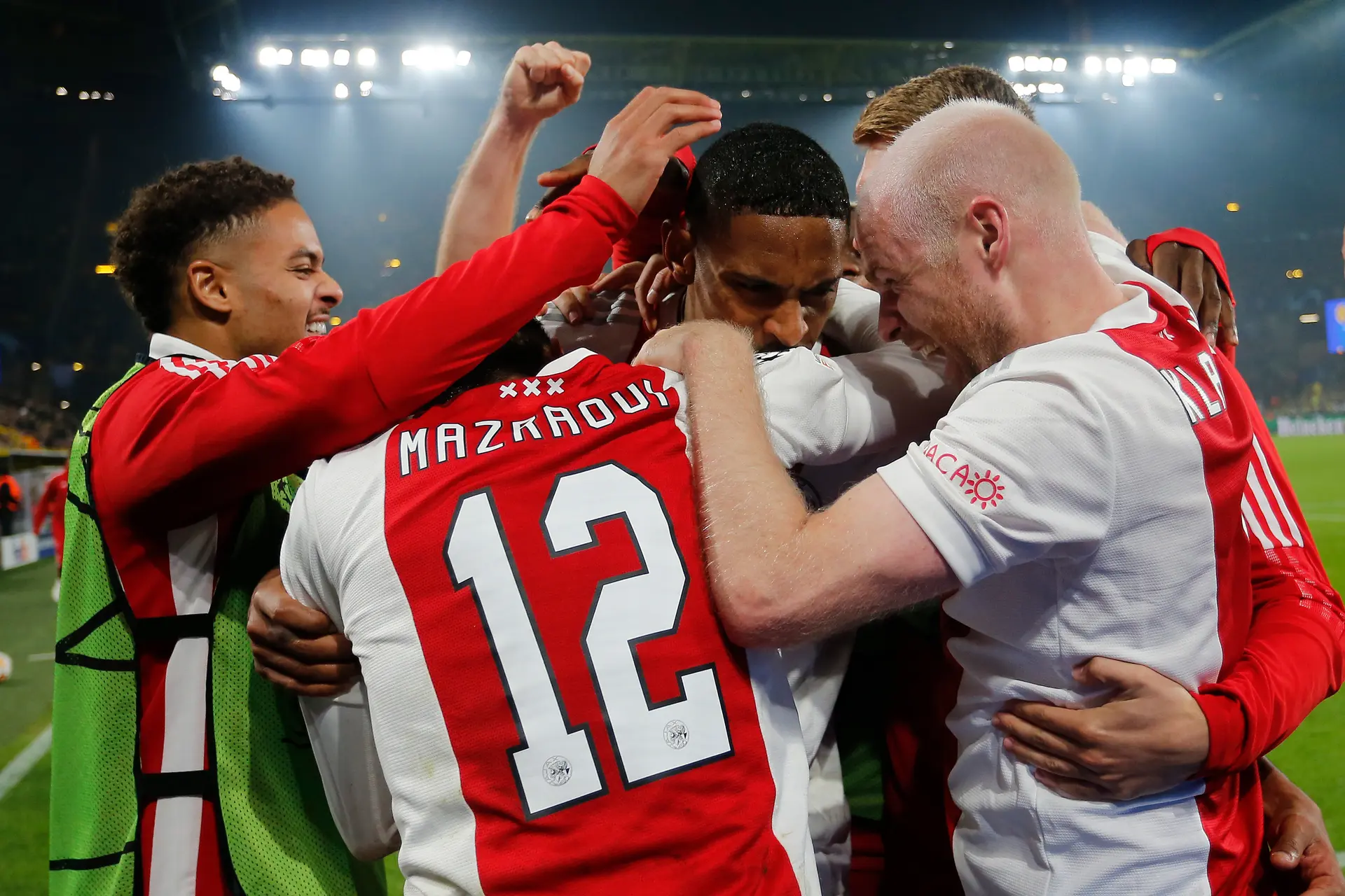 Van Basten ziet potentie bij Ajax: 'Het is een team dat zich nog beter moet maken'