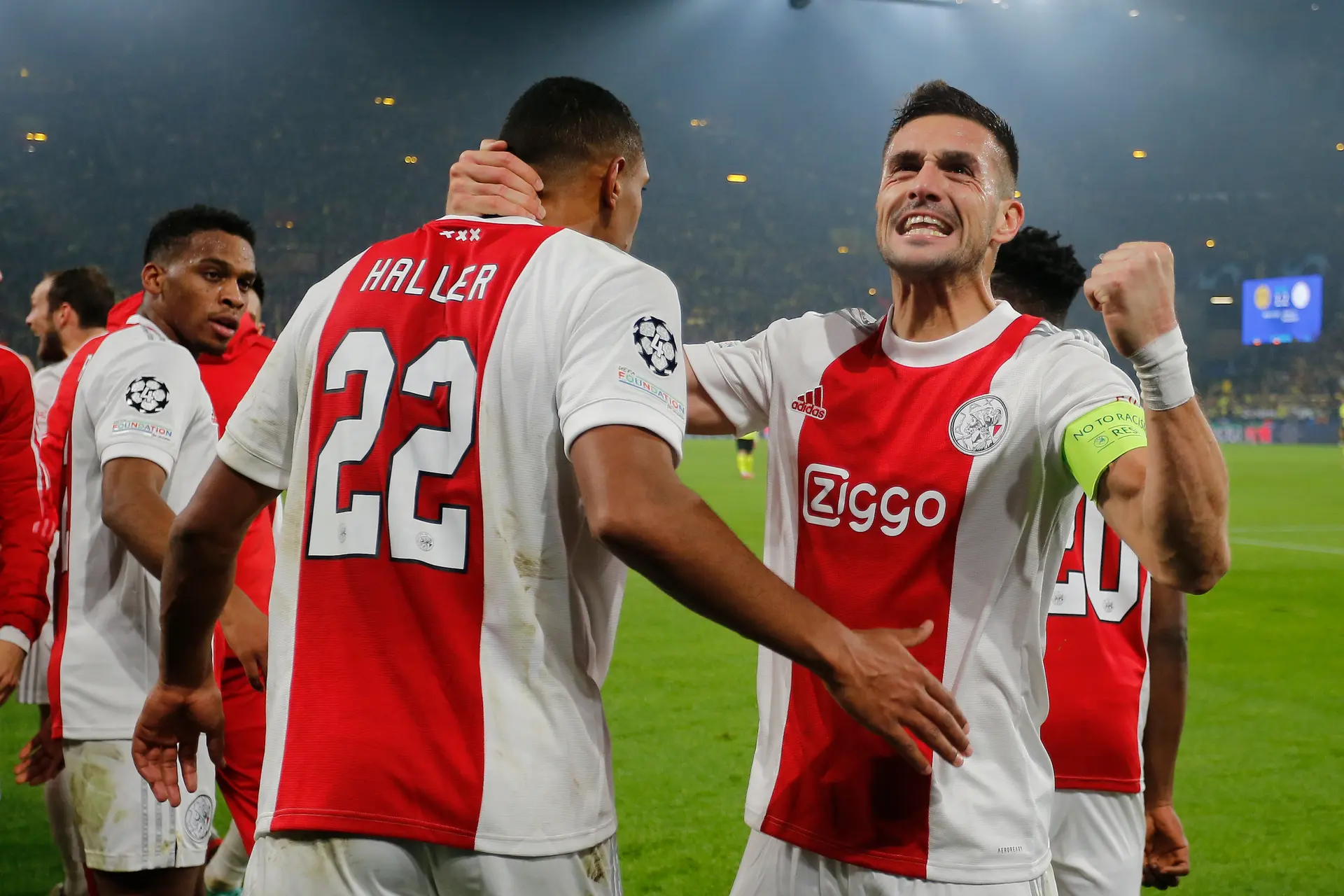 Ajax herpakt zich tegen Borussia Dortmund en stelt Champions League-overwintering veilig