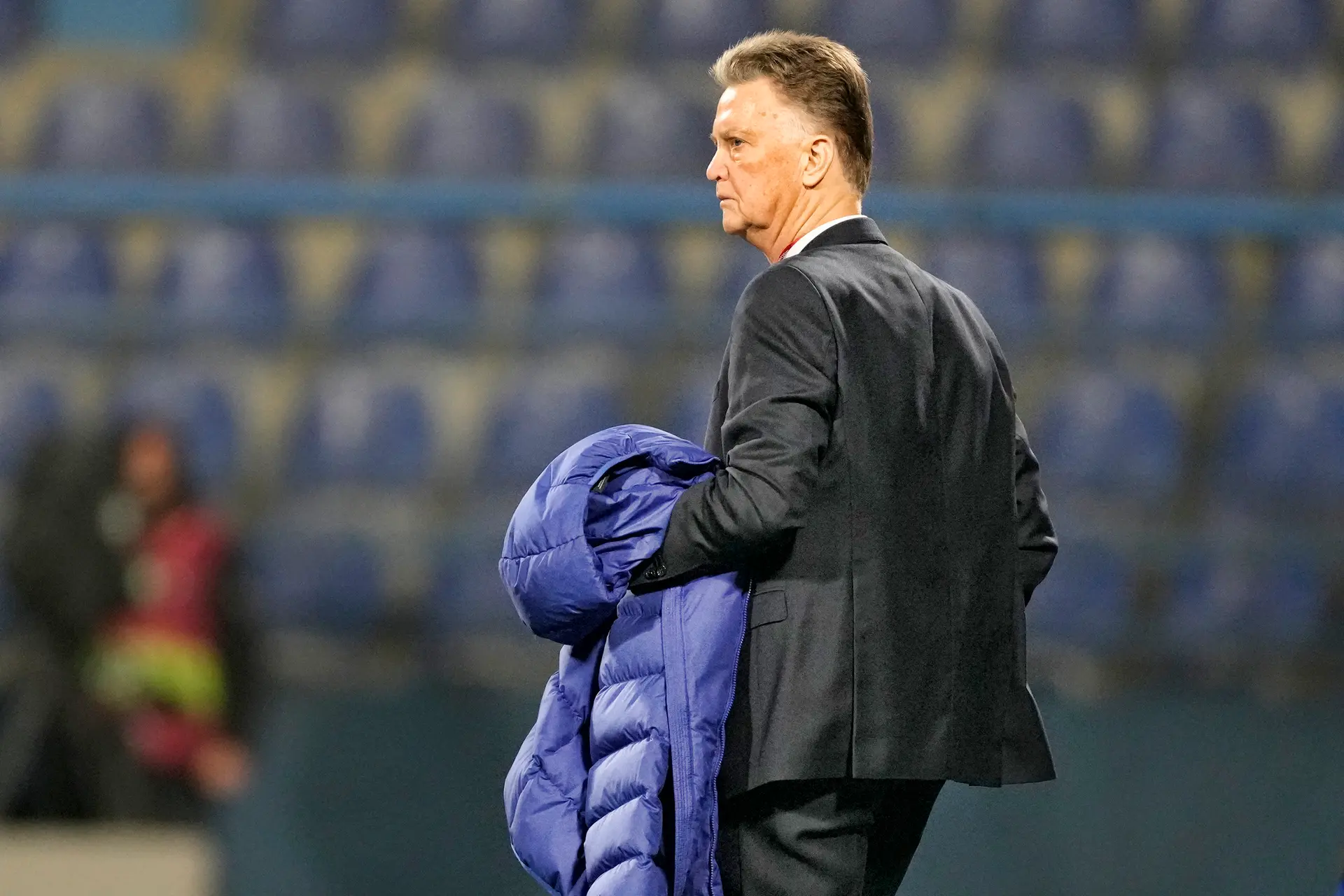 Van Gaal vlak voor kraker tegen Noorwegen in rolstoel beland