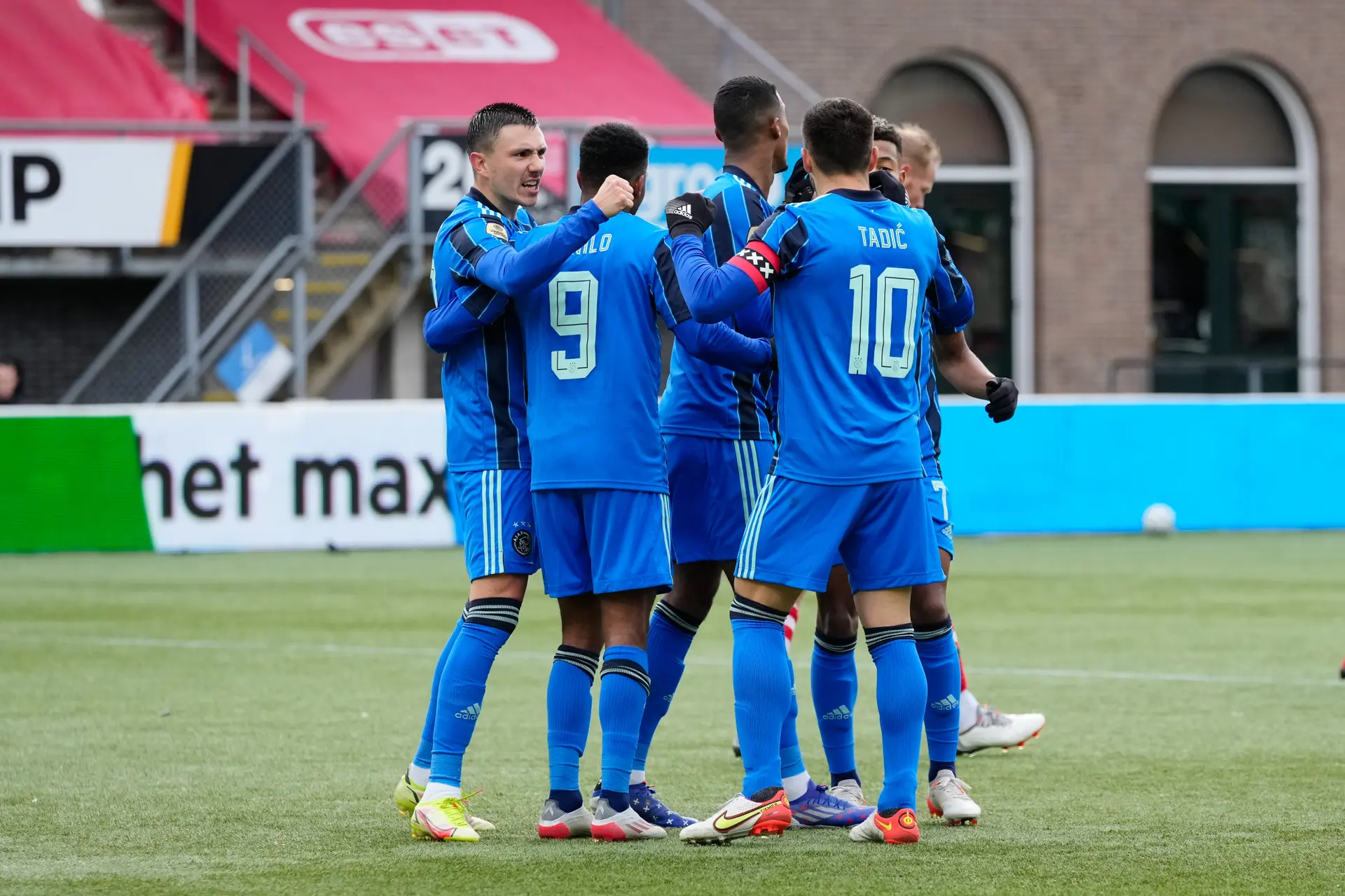 Slordig Ajax wint door doelpunt Tadić nipt van Sparta Rotterdam