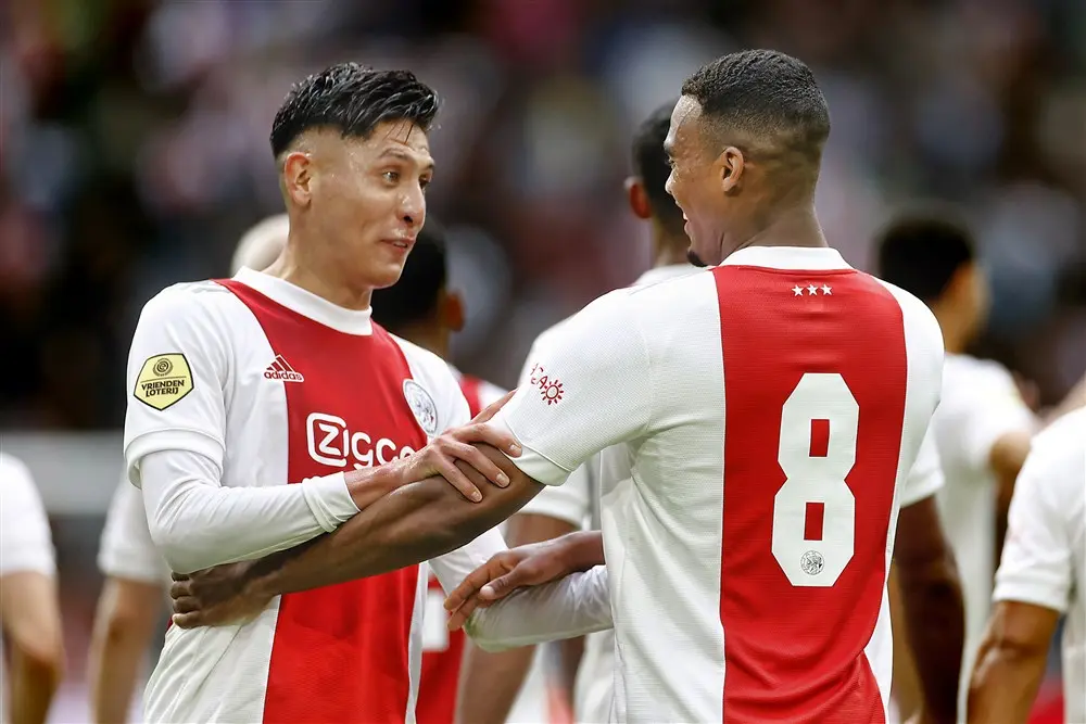 Gravenberch ziet lastige rol voor Álvarez: 'Hij mag minder fouten maken, denk ik'