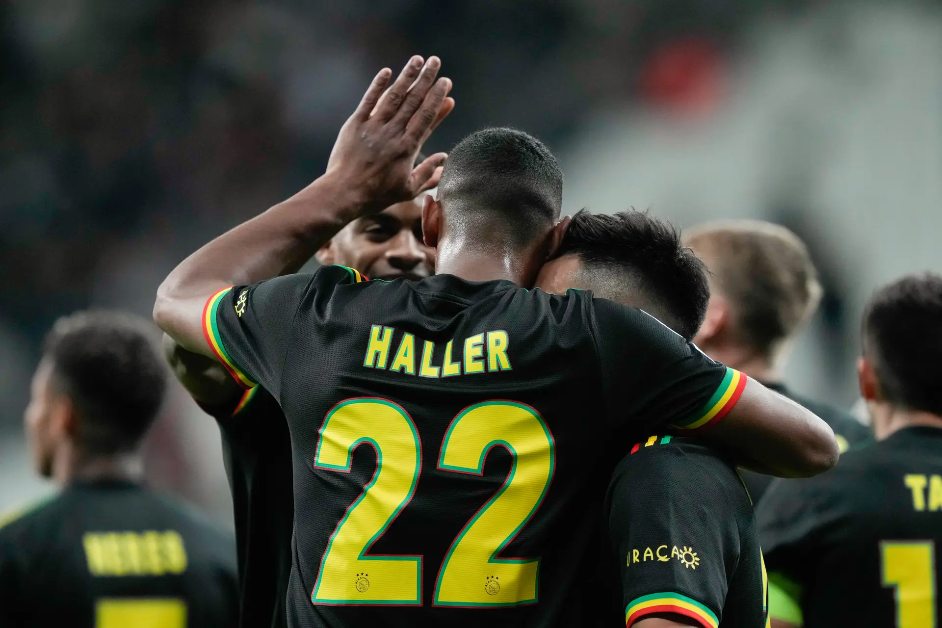 Kranten loven Ajax-spits: 'Haller, het motorblok, de spits met goud in de voeten'