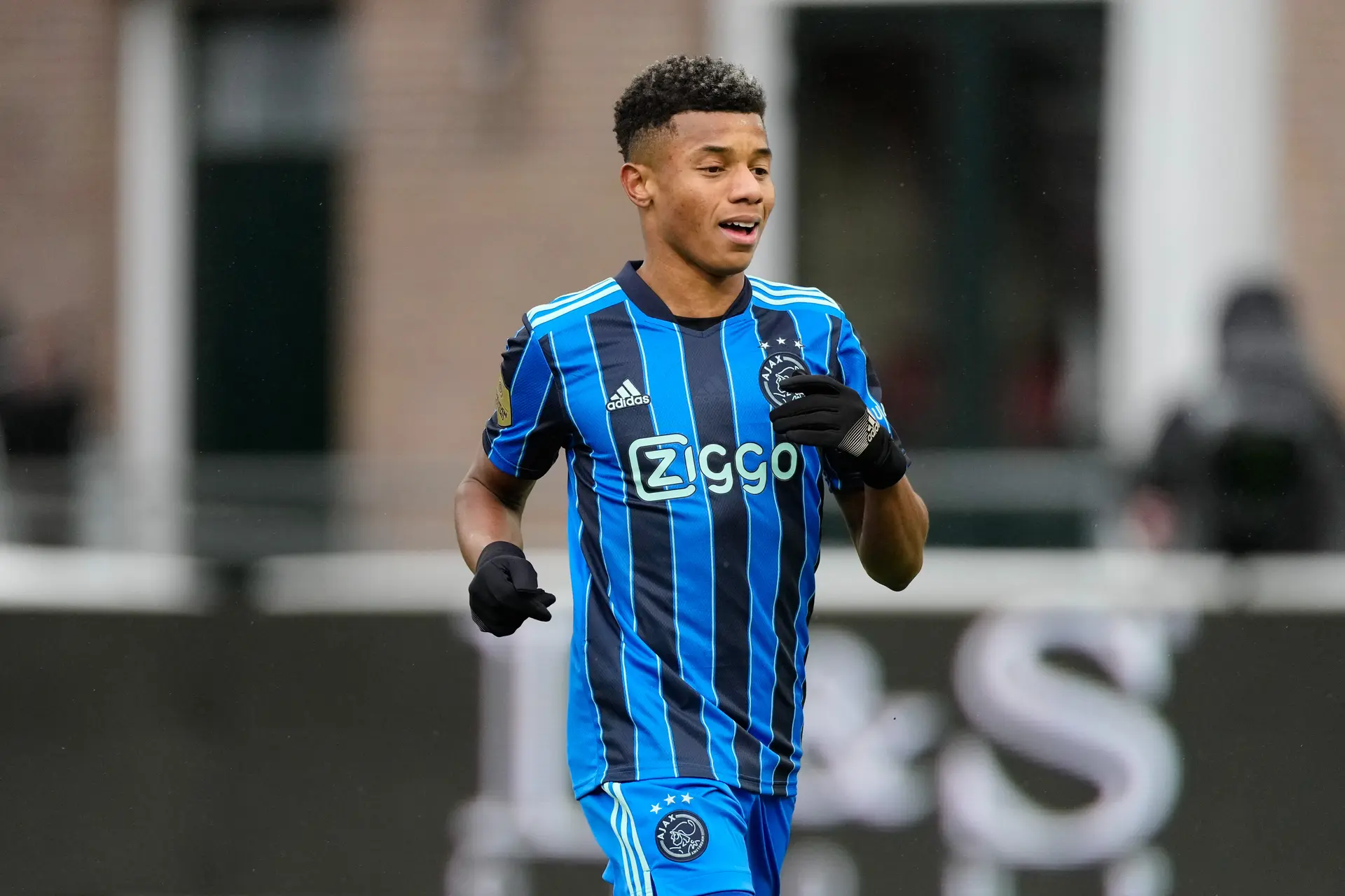 'Neres staat volop in de belangstelling, Ajax wil aanvaller verkopen'