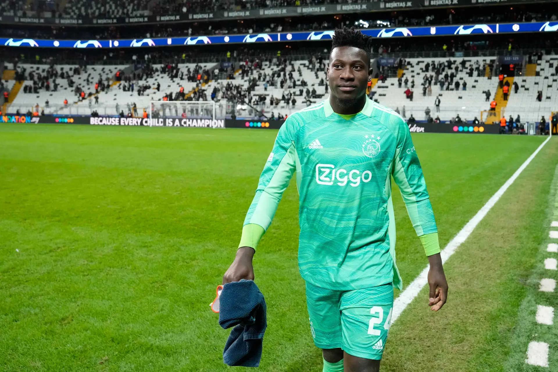 Ajax start met Onana, Jensen en Taylor tegen Barendrecht