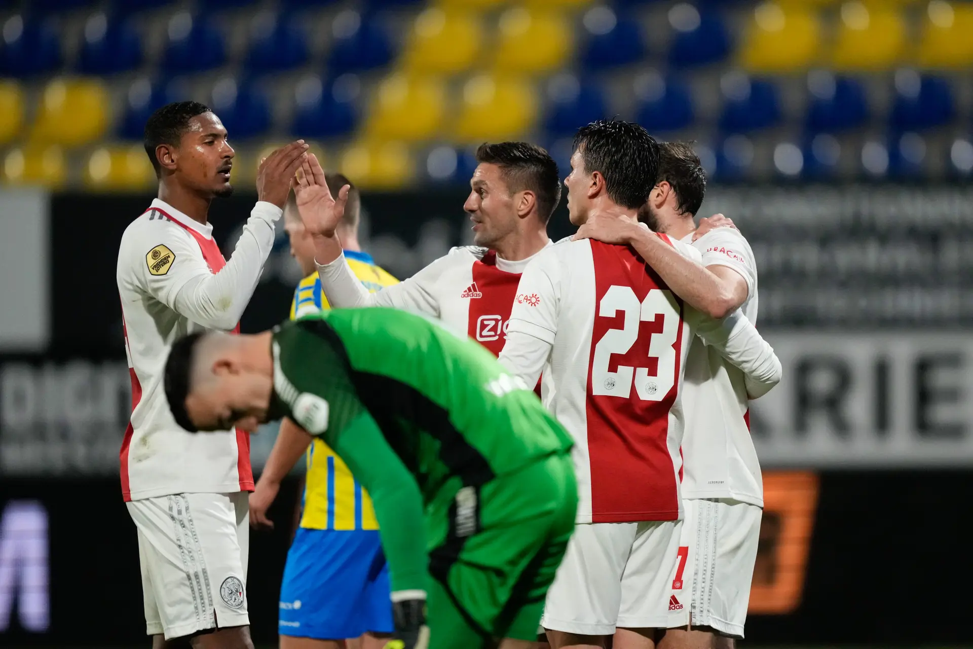 Ajax voetbalt zich eenvoudig naar ruime zege in Waalwijk