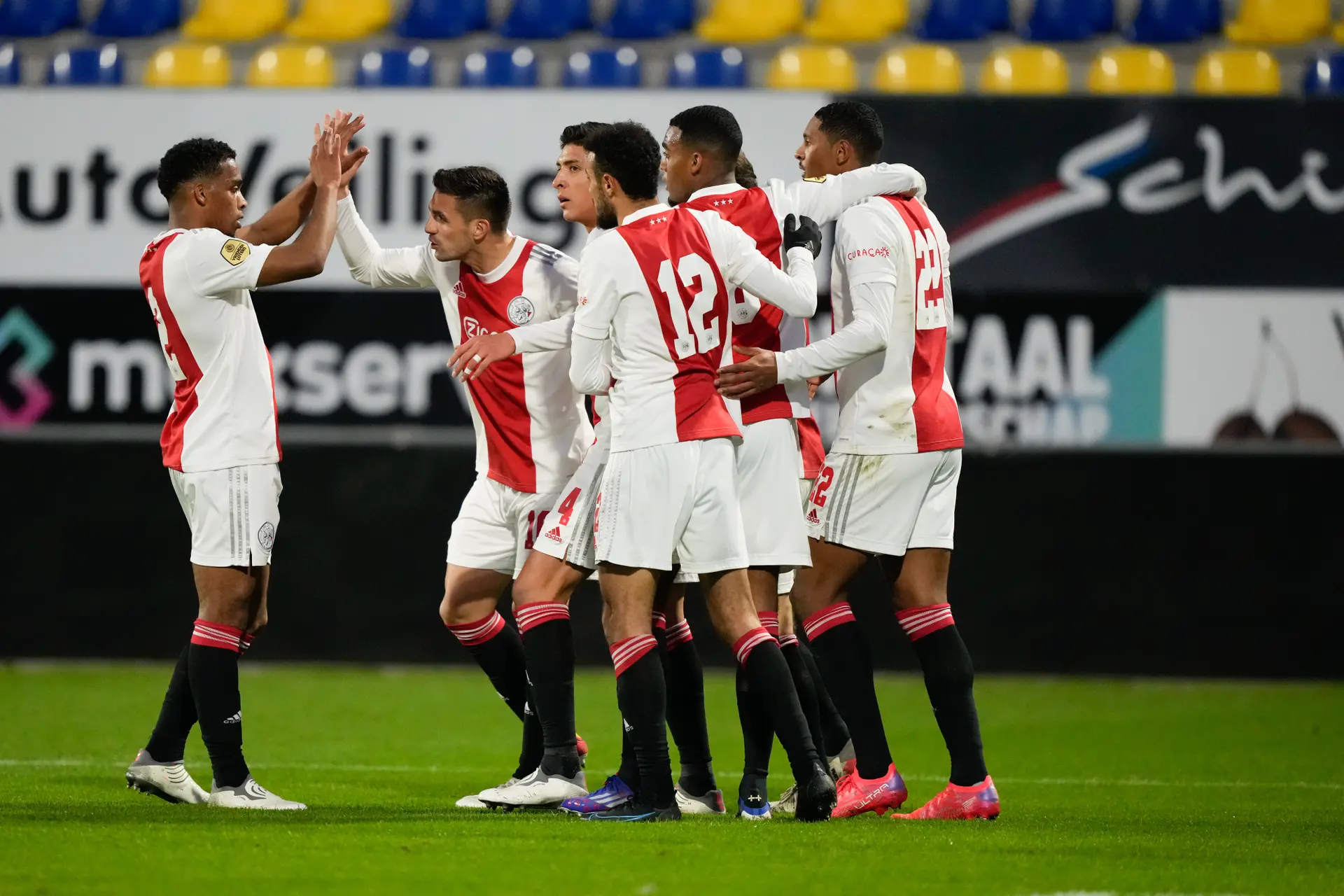 Kranten zien scherper Ajax: 'Maar aanvankelijk lag het wel aan meedogenloosheid'