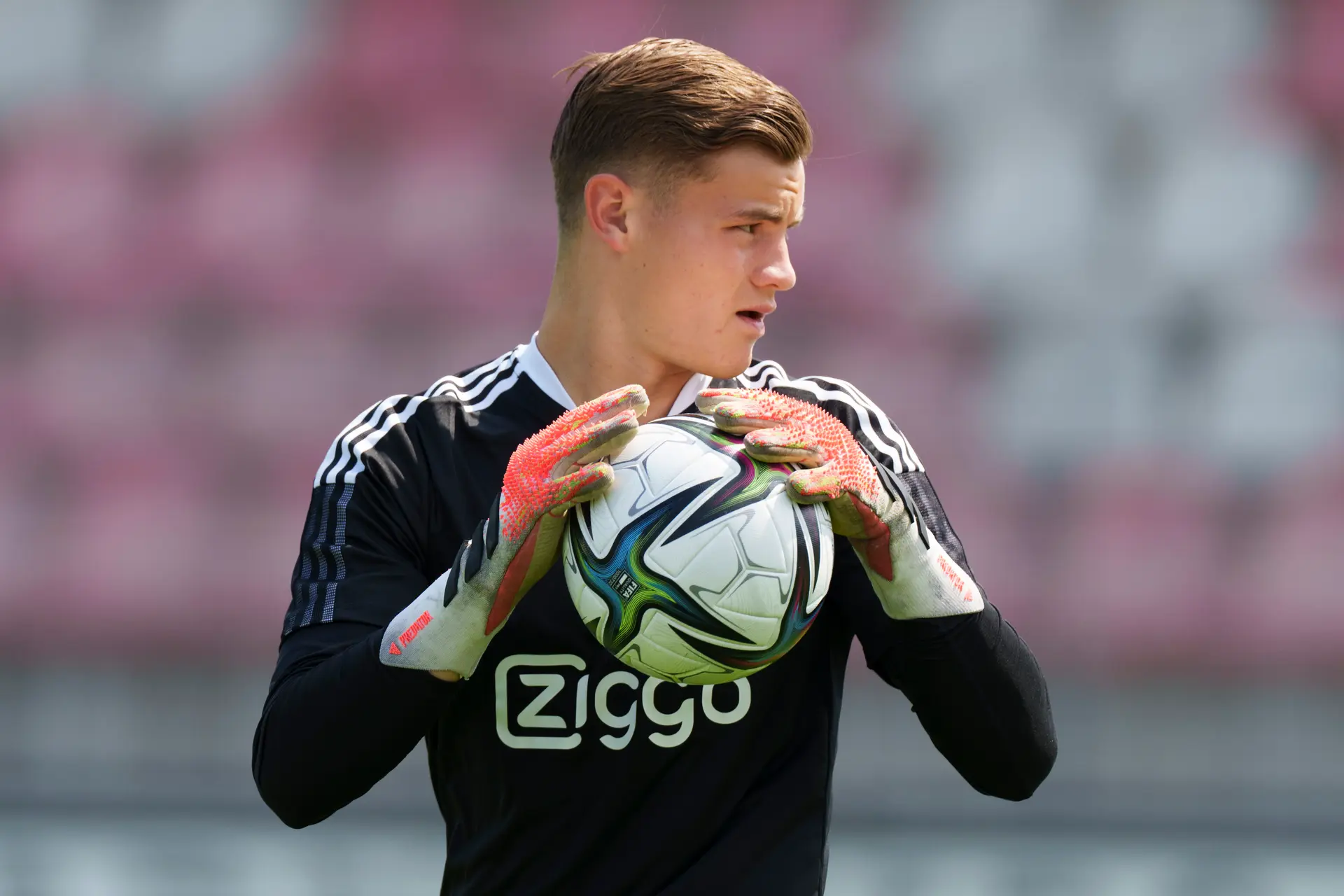 Charlie Setford verlengt contract bij Ajax, keeper tot 2027 Ajacied