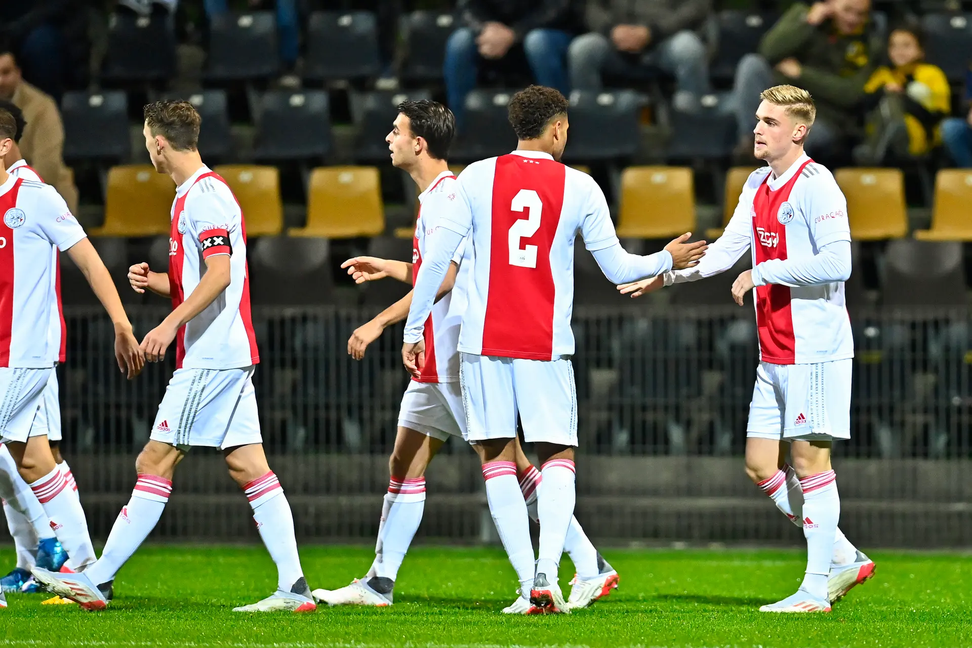 Jong Ajax maakt het zichzelf onnodig lastig, maar wint wel van VVV